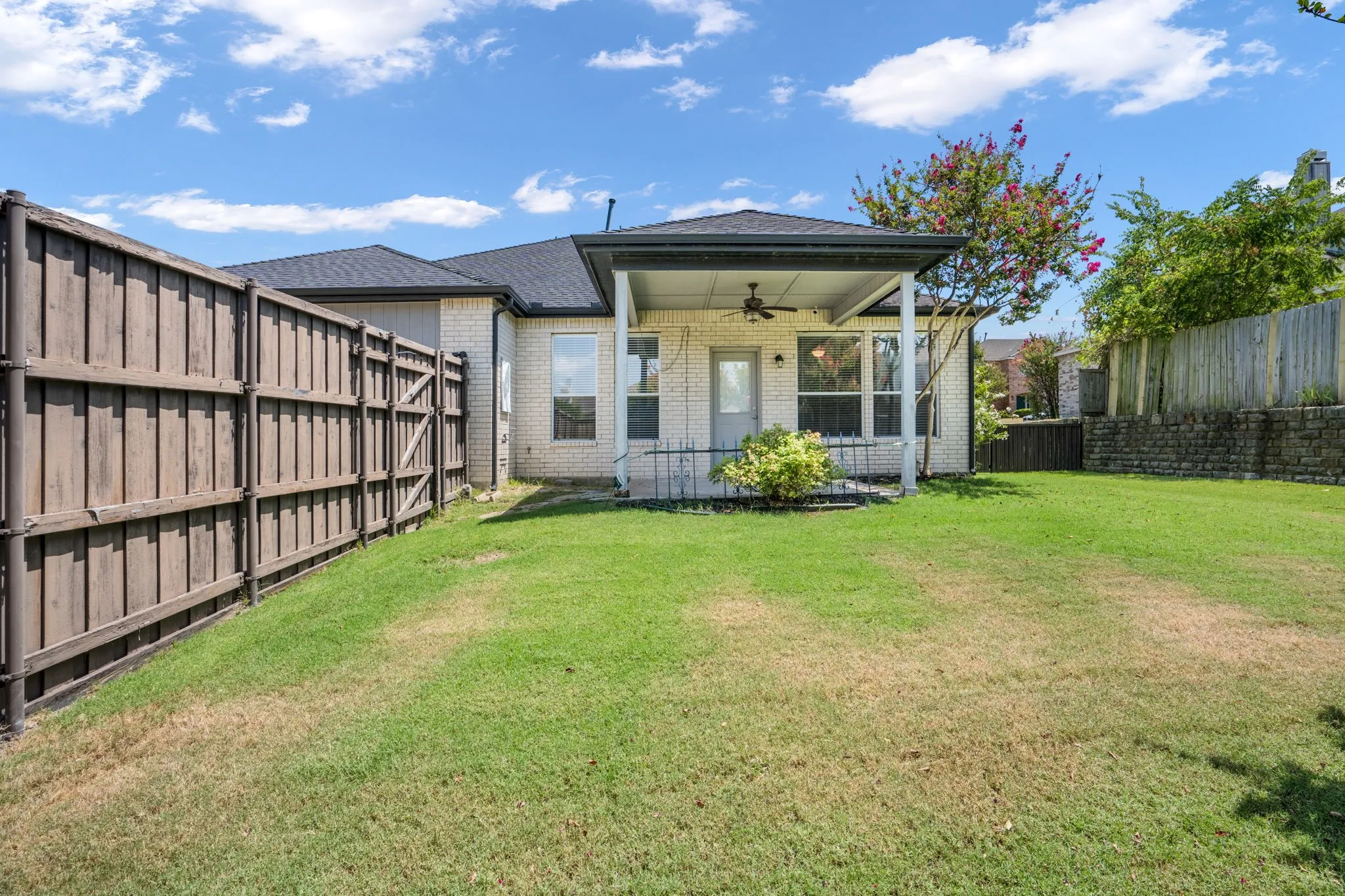 Single Family Residence For Sale in Rockwall County , 1045 Woodhaven Circle, Rockwall, Texas 75087, 3 Bedroom, 2 Bathroom, 2 Garage spaces, 2,292 Sqft, built in 1999, mls#21347529, Real Estate Agent in Rockwall, Homes For Sale in Rockwall county, Homes For Sale in Rockwall, Realtor in Rockwall Texas, Real Estate Brokerage Independent Realty Texas, Luminita Cordes Realtor
