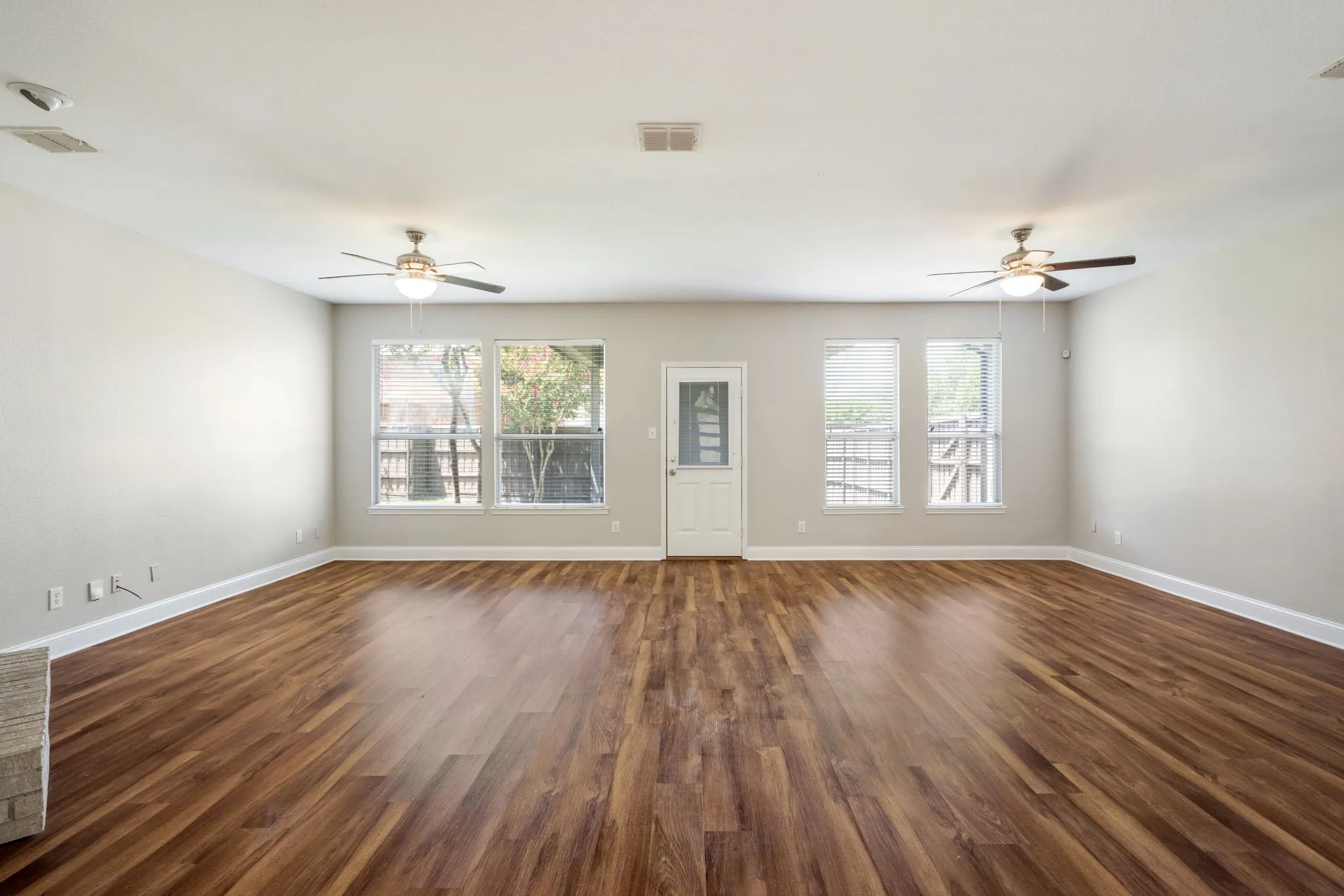 Single Family Residence For Sale in Rockwall County , 1045 Woodhaven Circle, Rockwall, Texas 75087, 3 Bedroom, 2 Bathroom, 2 Garage spaces, 2,292 Sqft, built in 1999, mls#21347529, Real Estate Agent in Rockwall, Homes For Sale in Rockwall county, Homes For Sale in Rockwall, Realtor in Rockwall Texas, Real Estate Brokerage Independent Realty Texas, Luminita Cordes Realtor