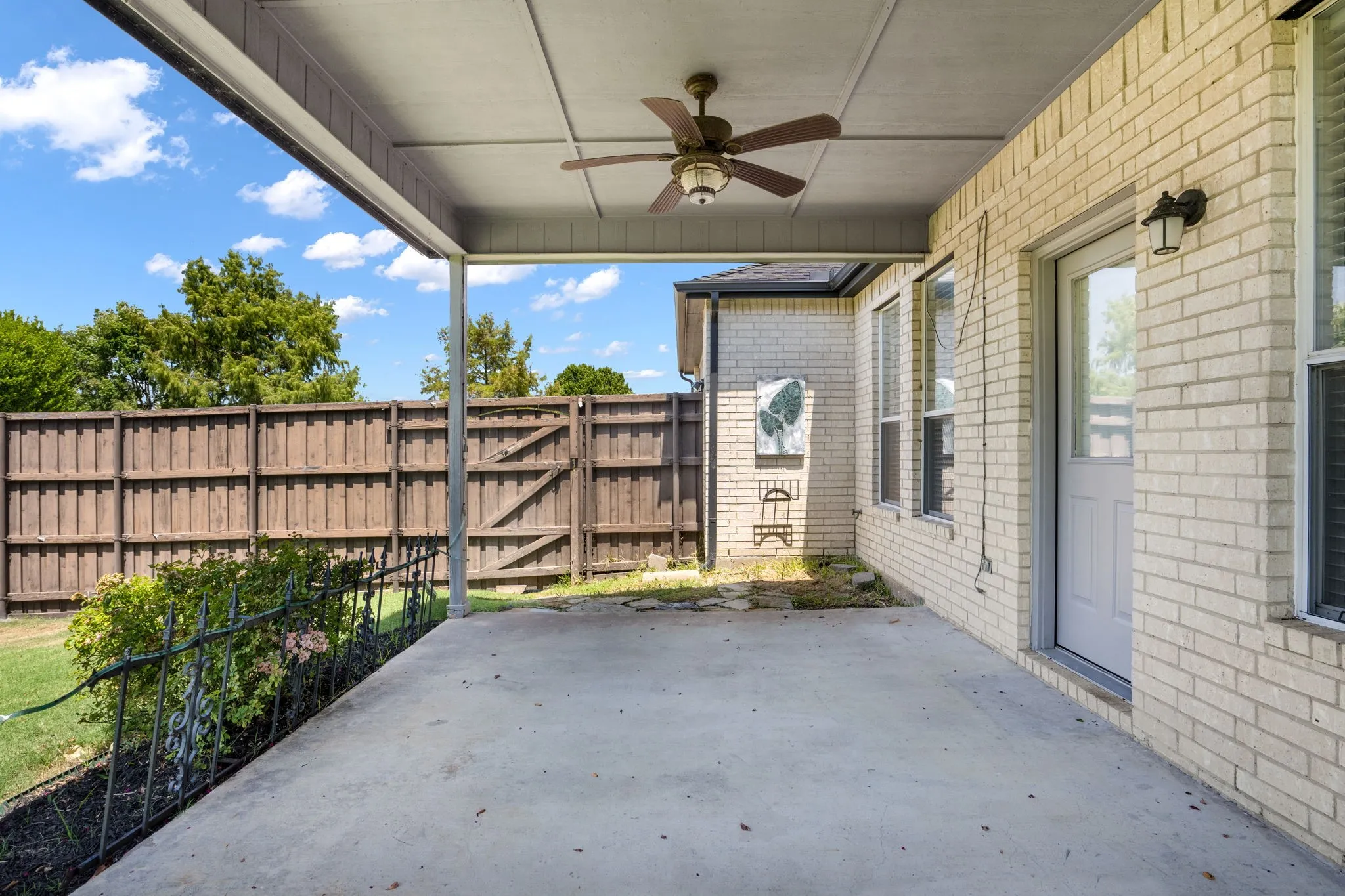 Single Family Residence For Sale in Rockwall County , 1045 Woodhaven Circle, Rockwall, Texas 75087, 3 Bedroom, 2 Bathroom, 2 Garage spaces, 2,292 Sqft, built in 1999, mls#21347529, Real Estate Agent in Rockwall, Homes For Sale in Rockwall county, Homes For Sale in Rockwall, Realtor in Rockwall Texas, Real Estate Brokerage Independent Realty Texas, Luminita Cordes Realtor