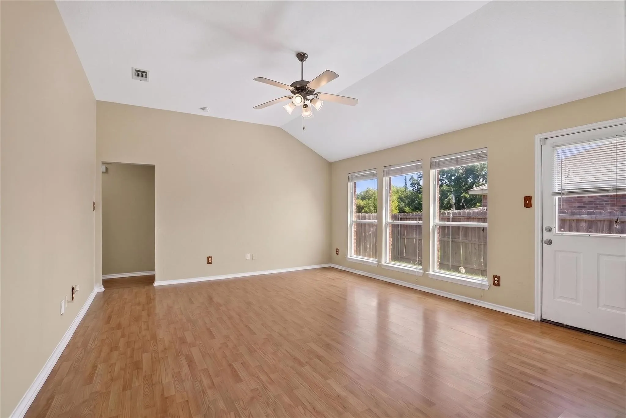Single Family Residence For Rent in Collin County , 116 Meadow View Lane, Anna, Texas 75409, 3 Bedroom, 2 Bathroom, 2 Garage spaces, 1,402 Sqft, built in 2005, mls#21353707, Real Estate Agent in Anna, Homes For Rent in Collin county, Homes For Rent in Anna, Realtor in Anna Texas, Real Estate Brokerage Independent Realty Texas, Luminita Cordes Realtor