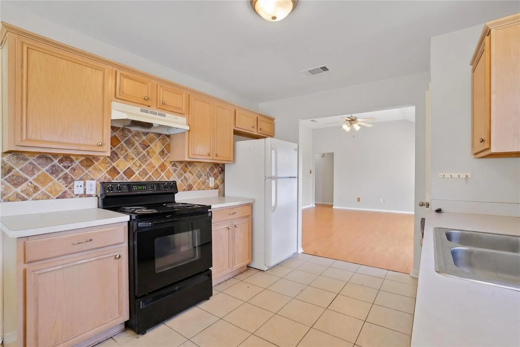 Single Family Residence For Rent in Collin County , 116 Meadow View Lane, Anna, Texas 75409, 3 Bedroom, 2 Bathroom, 2 Garage spaces, 1,402 Sqft, built in 2005, mls#21353707, Real Estate Agent in Anna, Homes For Rent in Collin county, Homes For Rent in Anna, Realtor in Anna Texas, Real Estate Brokerage Independent Realty Texas, Luminita Cordes Realtor