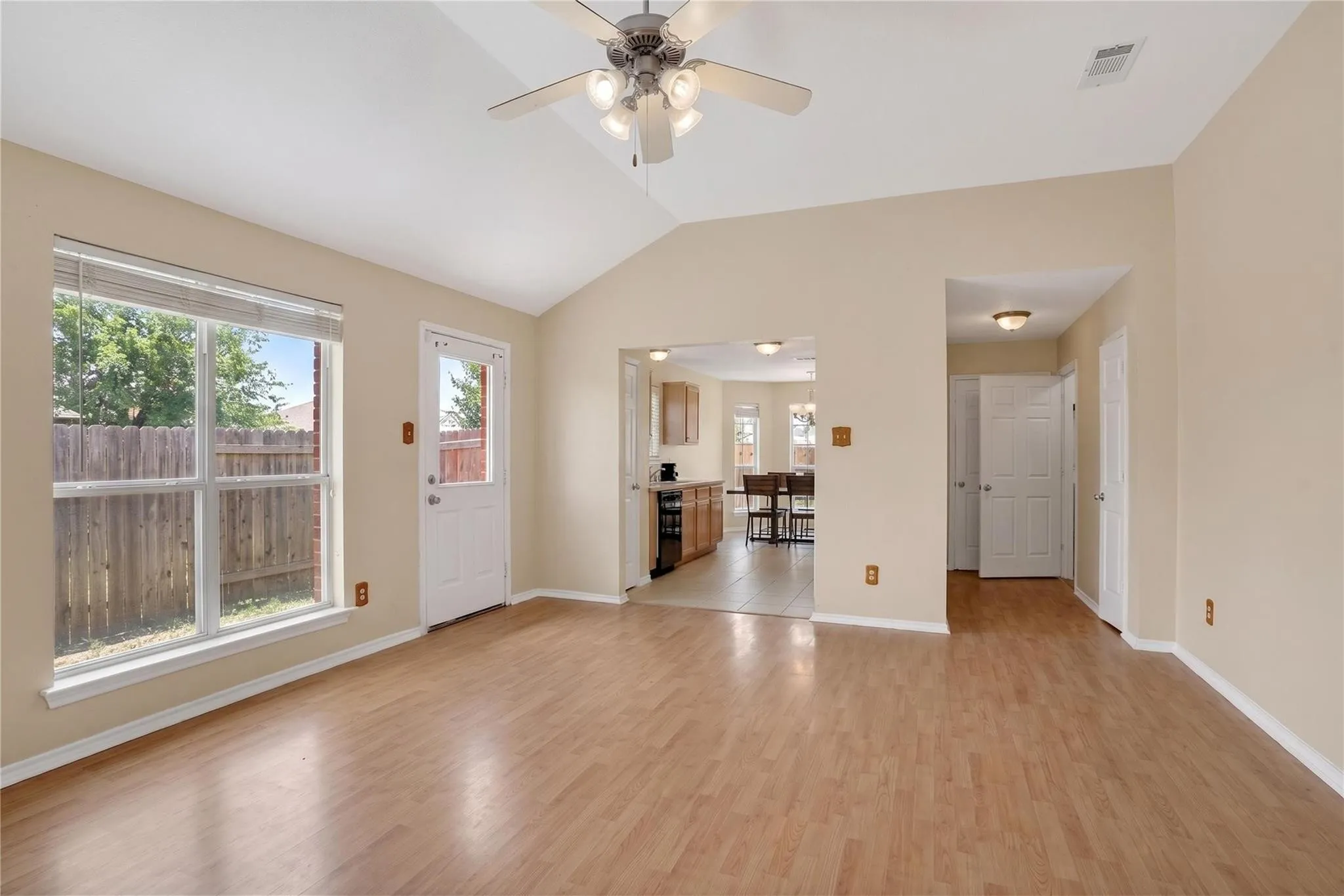 Single Family Residence For Rent in Collin County , 116 Meadow View Lane, Anna, Texas 75409, 3 Bedroom, 2 Bathroom, 2 Garage spaces, 1,402 Sqft, built in 2005, mls#21353707, Real Estate Agent in Anna, Homes For Rent in Collin county, Homes For Rent in Anna, Realtor in Anna Texas, Real Estate Brokerage Independent Realty Texas, Luminita Cordes Realtor