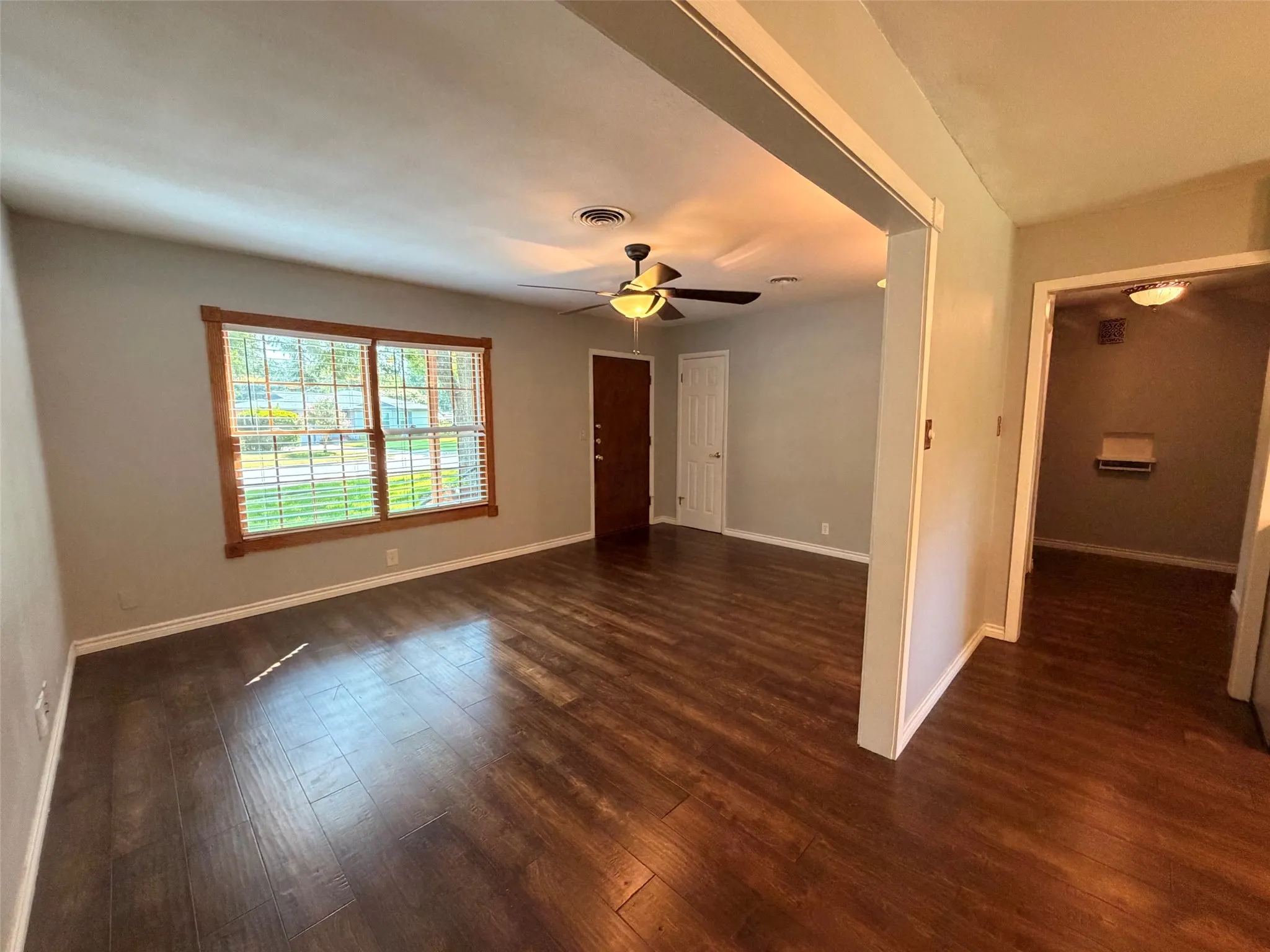 Single Family Residence For Sale in Tarrant County , 2010 Goldenrod Lane, Arlington, Texas 76013, 3 Bedroom, 1 Bathroom, 1 Garage spaces, 1,094 Sqft, built in 1955, mls#21354152, Real Estate Agent in Arlington, Homes For Sale in Tarrant county, Homes For Sale in Arlington, Realtor in Arlington Texas, Real Estate Brokerage Independent Realty Texas, Luminita Cordes Realtor