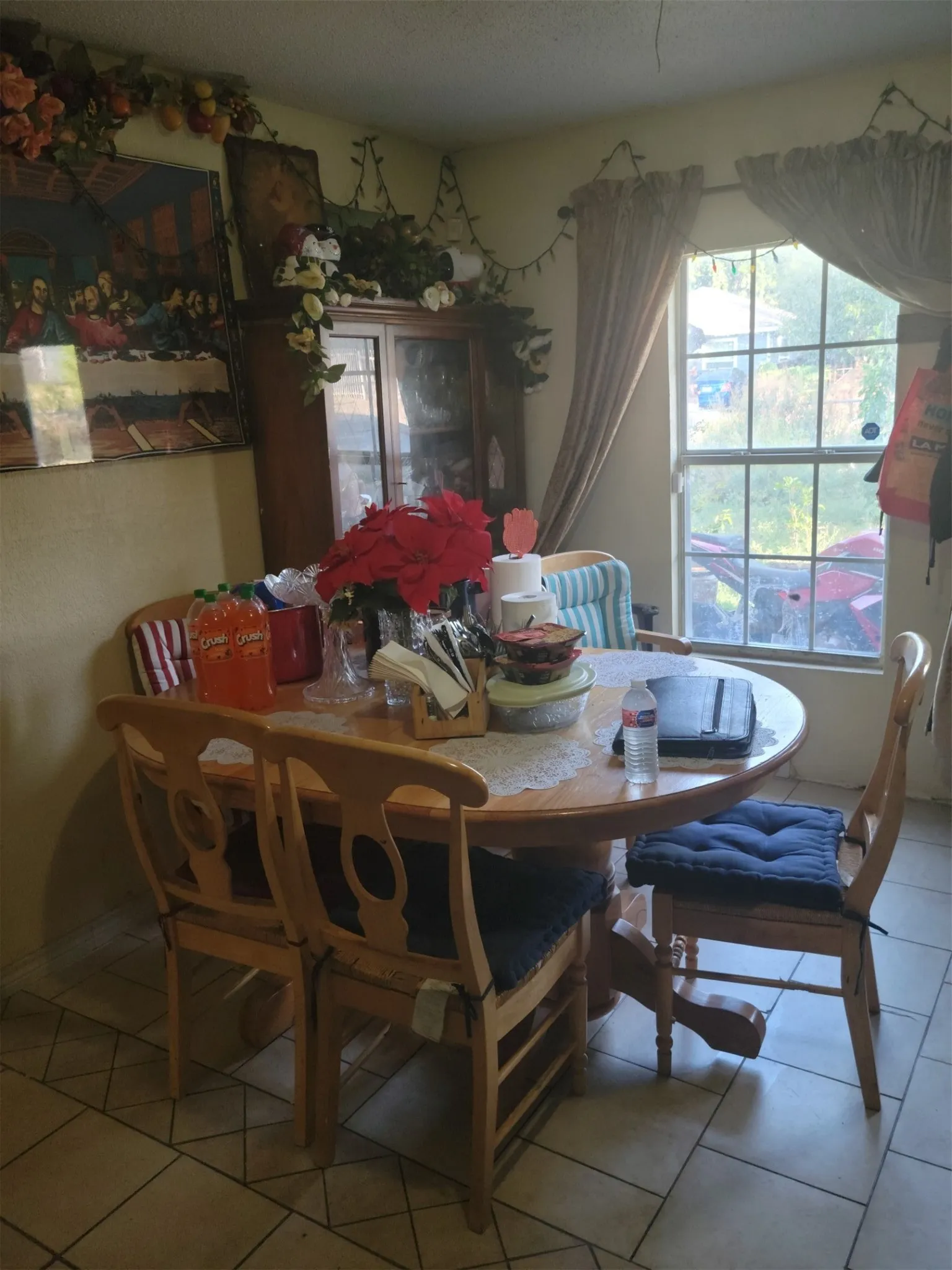 eating area off kitchen