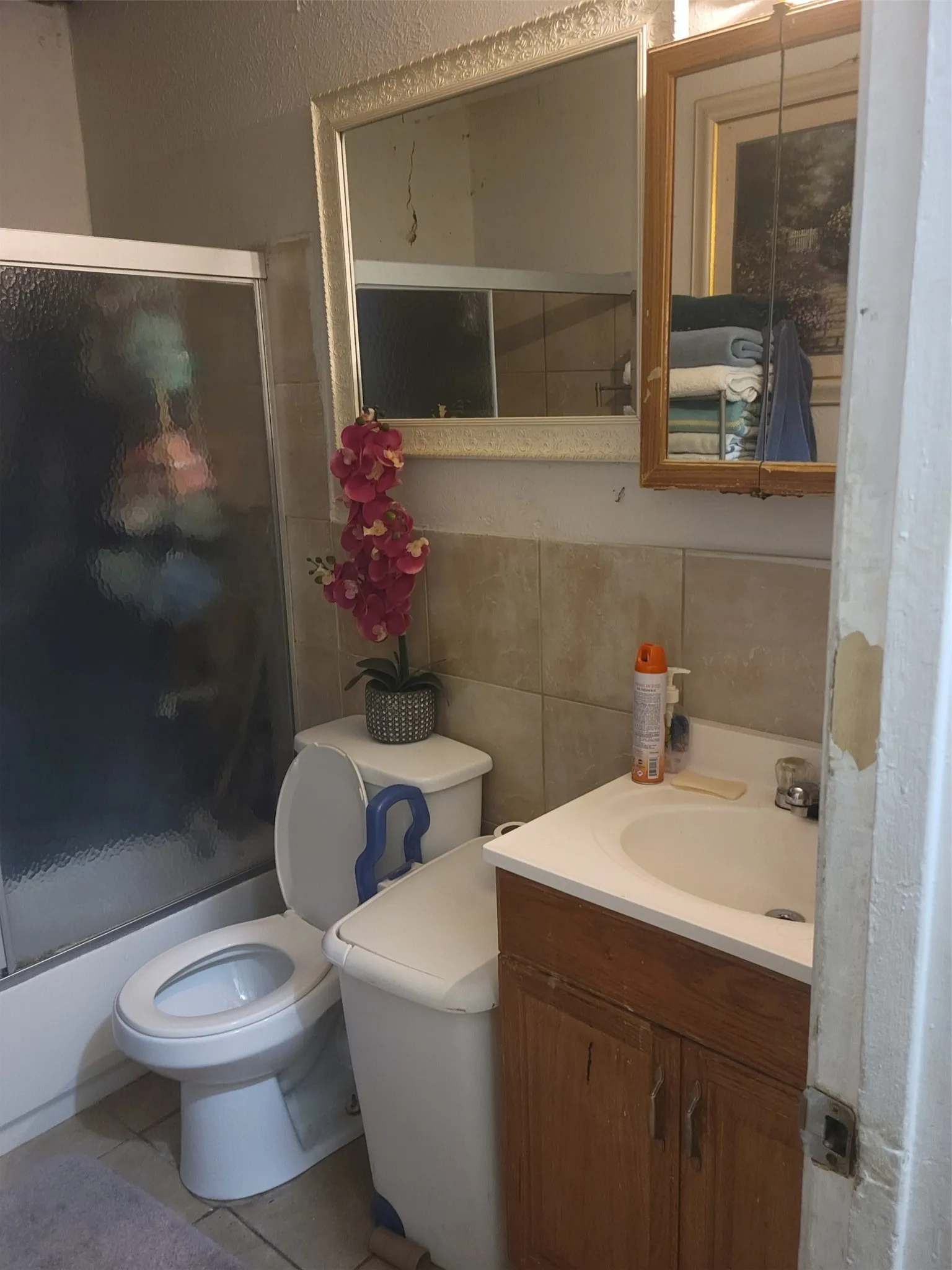 full bathroom located off hallway