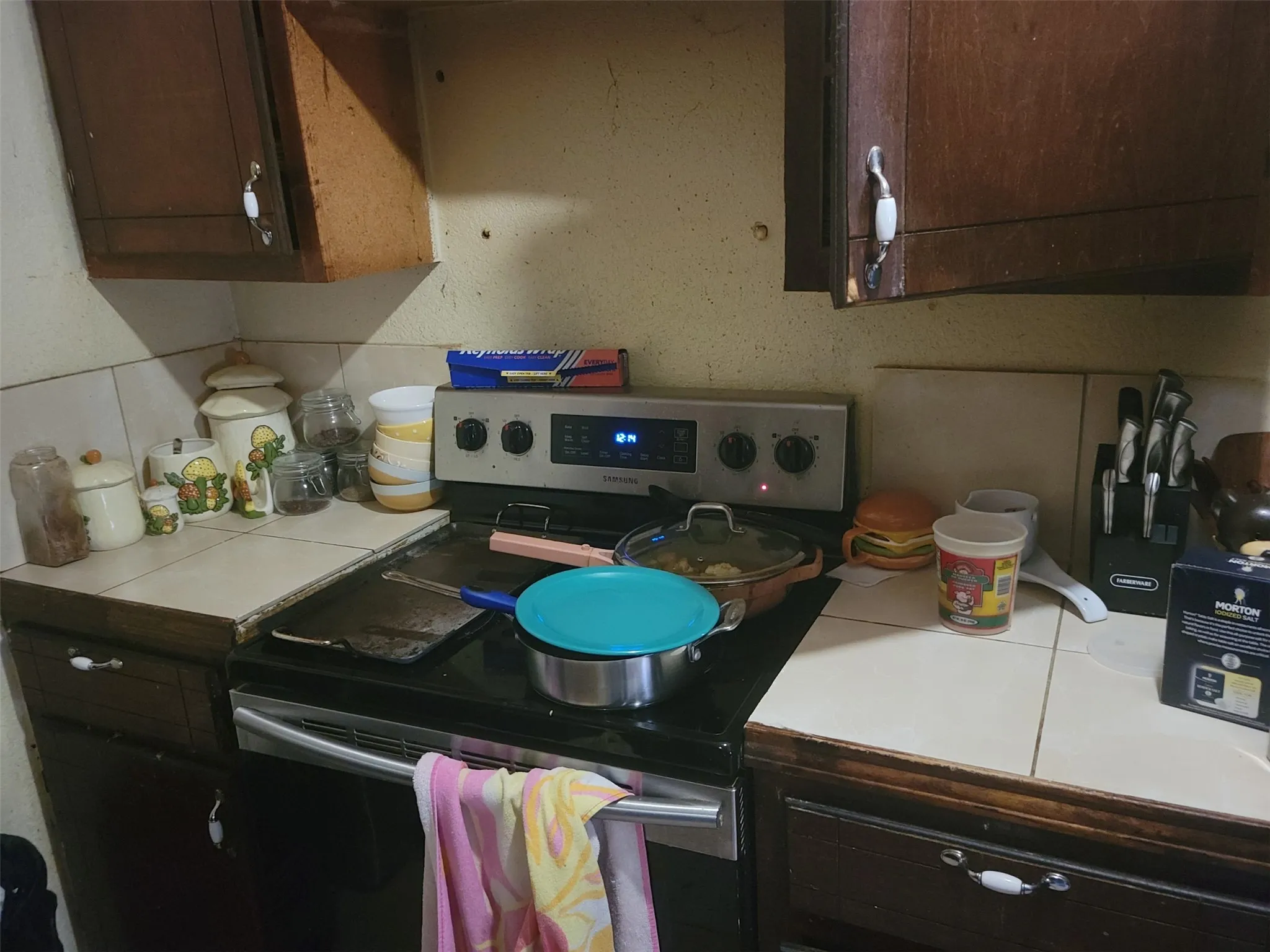 electric range & tile countertop