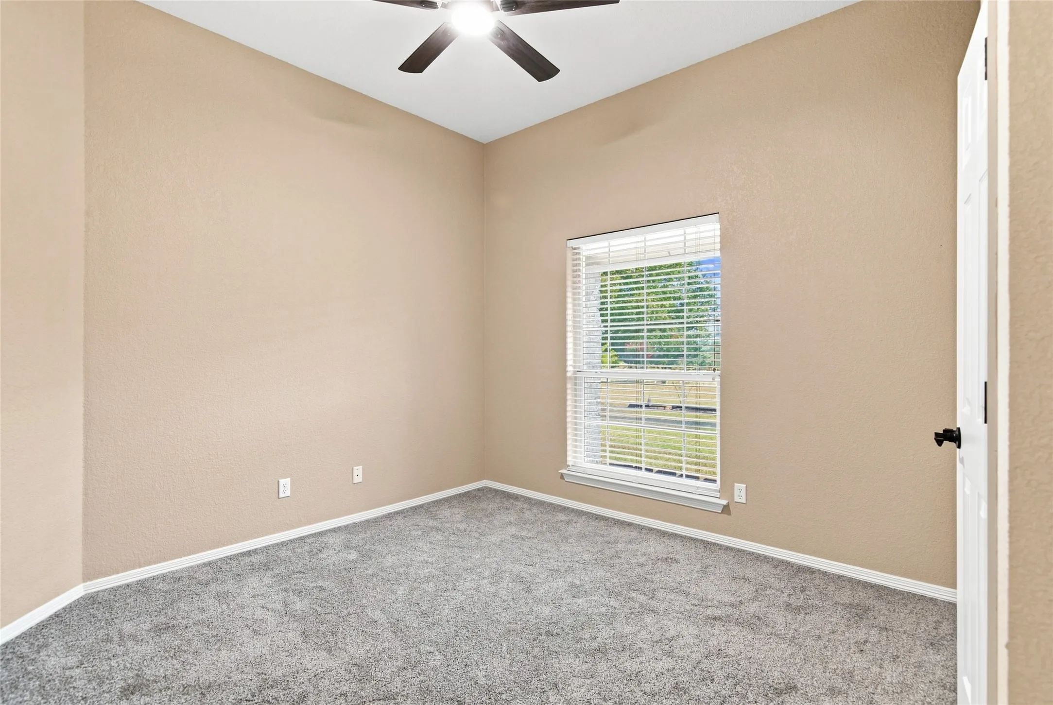 Single Family Residence For Sale in Tarrant County , 14008 Northwest Court, Haslet, Texas 76052, 4 Bedroom, 2 Bathroom, 3 Garage spaces, 2,288 Sqft, built in 1999, mls#21351128, Real Estate Agent in Haslet, Homes For Sale in Tarrant county, Homes For Sale in Haslet, Realtor in Haslet Texas, Real Estate Brokerage Independent Realty Texas, Luminita Cordes Realtor