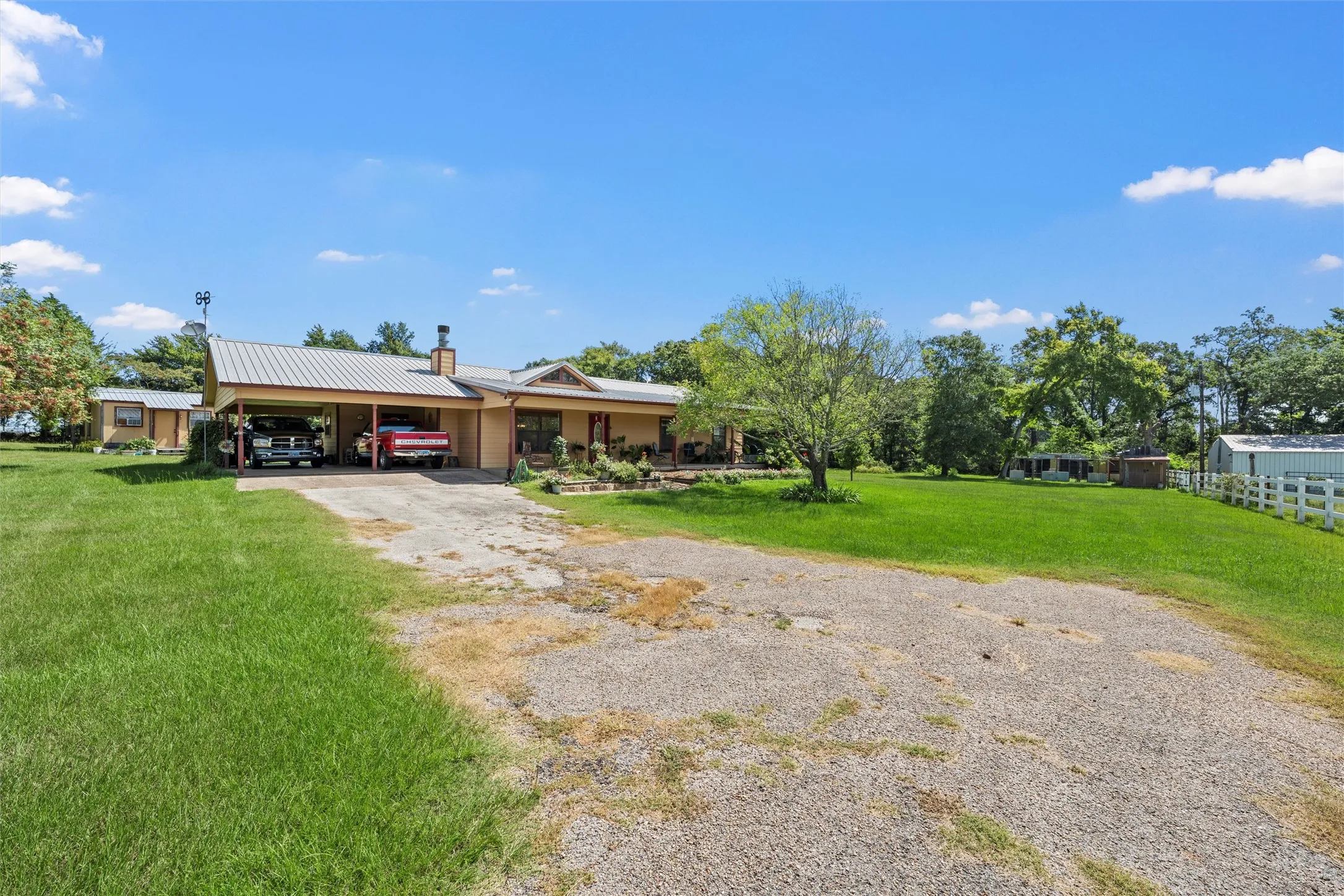 Single Family Residence For Sale in Limestone County , 671 Lcr 516, Mexia, Texas 76667, 3 Bedrooms, 2 Bathrooms, Garage spaces, 1,636 Sqft, built in 2005, Price $489,000, mls#21354579, Real Estate Agent in Mexia, Homes For Sale in Limestone county, Homes For Sale in Mexia, Realtor in Mexia Texas, Real Estate Brokerage Independent Realty Texas, Luminita Cordes Realtor