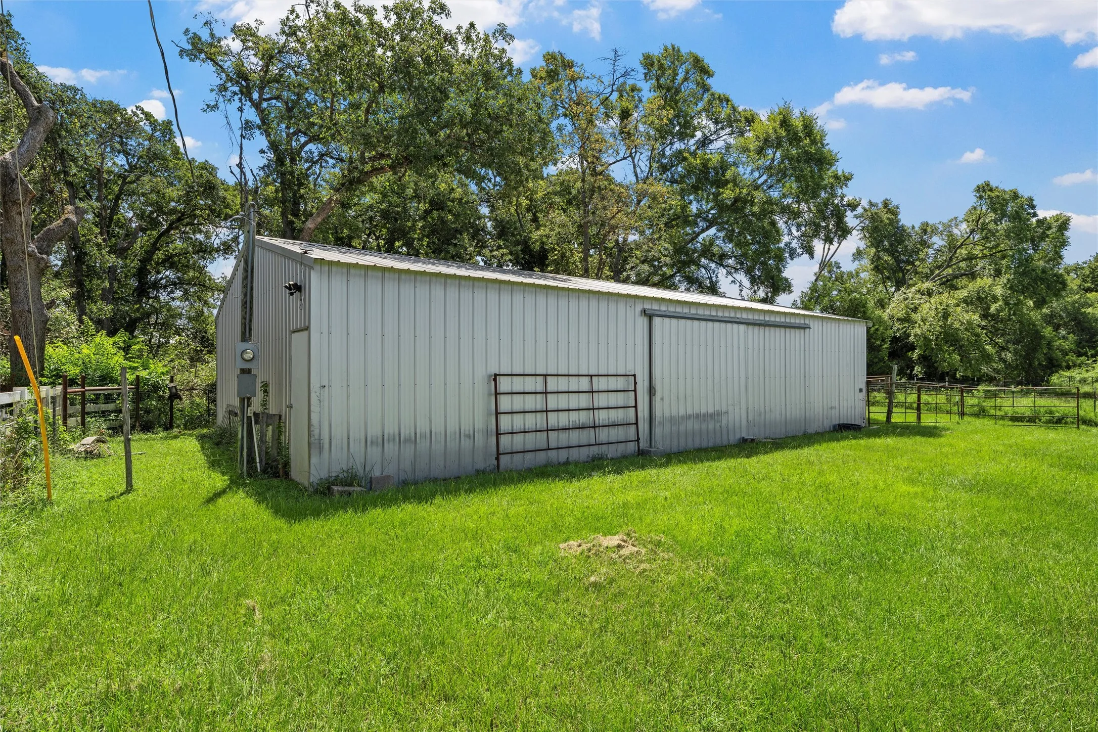 Single Family Residence For Sale in Limestone County , 671 Lcr 516, Mexia, Texas 76667, 3 Bedrooms, 2 Bathrooms, Garage spaces, 1,636 Sqft, built in 2005, Price $489,000, mls#21354579, Real Estate Agent in Mexia, Homes For Sale in Limestone county, Homes For Sale in Mexia, Realtor in Mexia Texas, Real Estate Brokerage Independent Realty Texas, Luminita Cordes Realtor