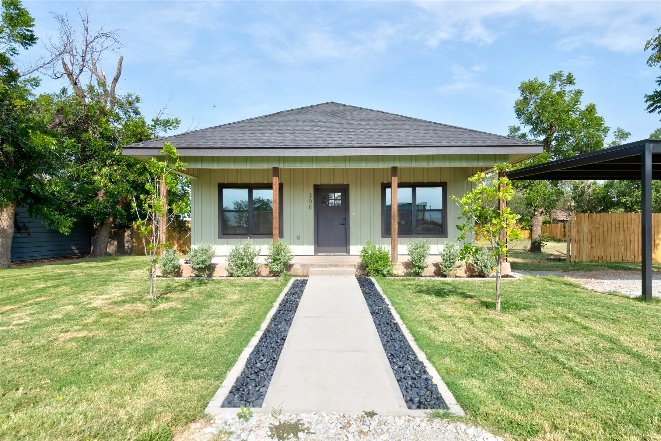 Single Family Residence For Sale in Taylor County , 308 Yucca, Merkel, Texas 79536, 4 Bedroom, 3 Bathroom, Garage spaces, 2,500 Sqft, built in 1926, mls#21353811, Real Estate Agent in Merkel, Homes For Sale in Taylor county, Homes For Sale in Merkel, Realtor in Merkel Texas, Real Estate Brokerage Independent Realty Texas, Luminita Cordes Realtor