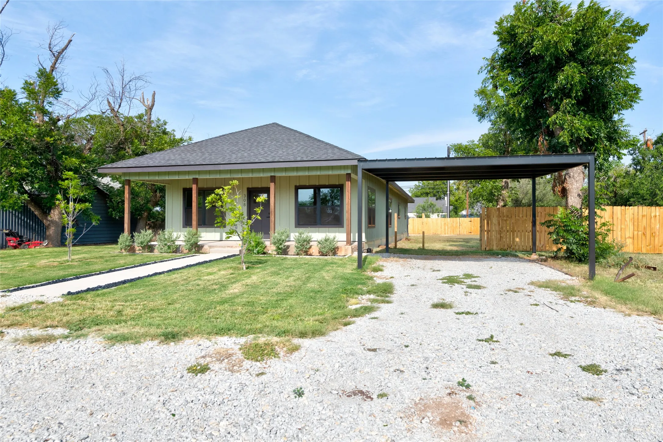 Single Family Residence For Sale in Taylor County , 308 Yucca, Merkel, Texas 79536, 4 Bedroom, 3 Bathroom, Garage spaces, 2,500 Sqft, built in 1926, mls#21353811, Real Estate Agent in Merkel, Homes For Sale in Taylor county, Homes For Sale in Merkel, Realtor in Merkel Texas, Real Estate Brokerage Independent Realty Texas, Luminita Cordes Realtor