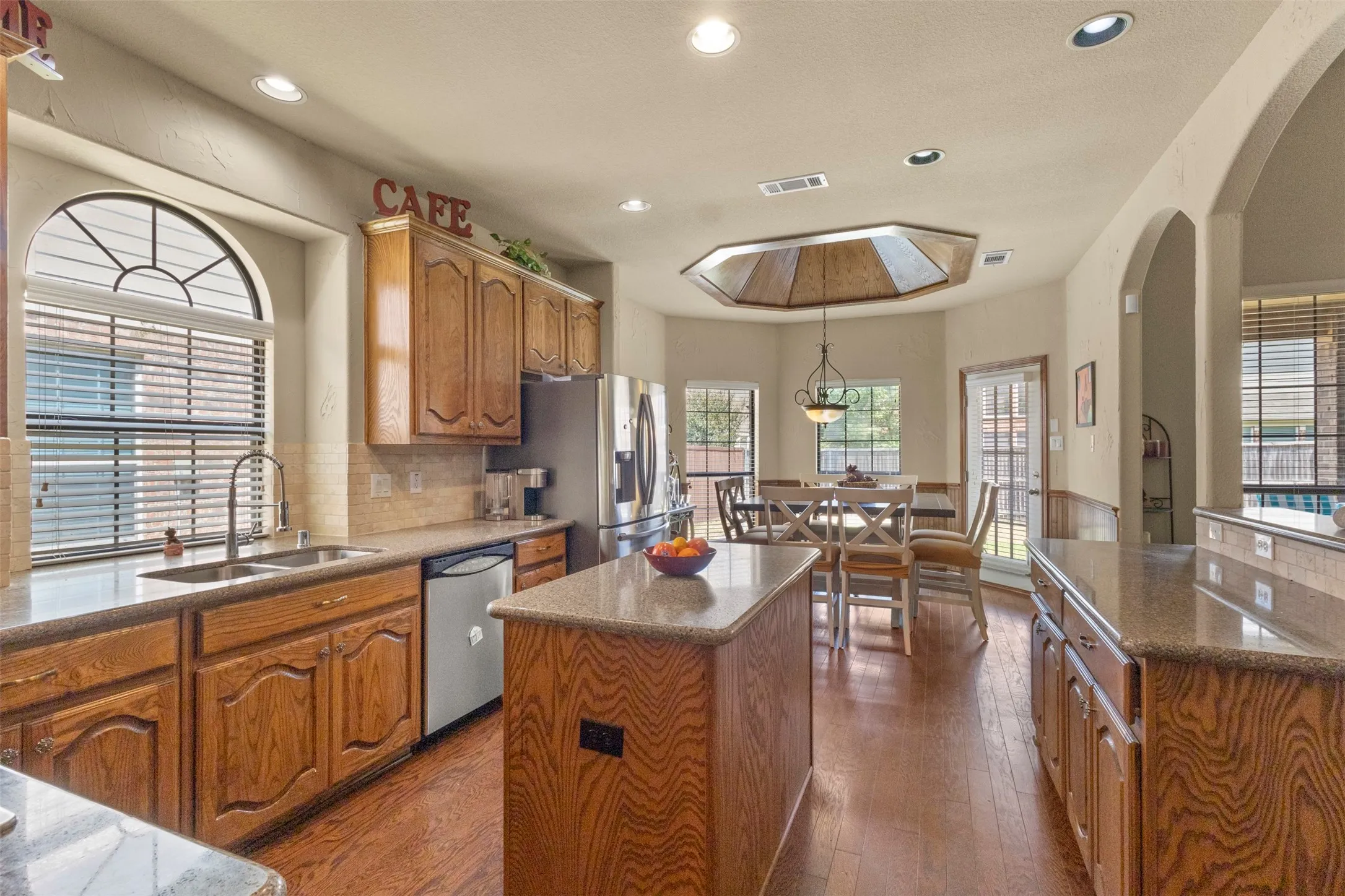 Single Family Residence For Sale in Tarrant County , 7256 Rueda, Grand Prairie, Texas 75054, 5 Bedroom, 4 Bathroom, 3 Garage spaces, 3,800 Sqft, built in 2009, mls#21354659, Real Estate Agent in Grand Prairie, Homes For Sale in Tarrant county, Homes For Sale in Grand Prairie, Realtor in Grand Prairie Texas, Real Estate Brokerage Independent Realty Texas, Luminita Cordes Realtor