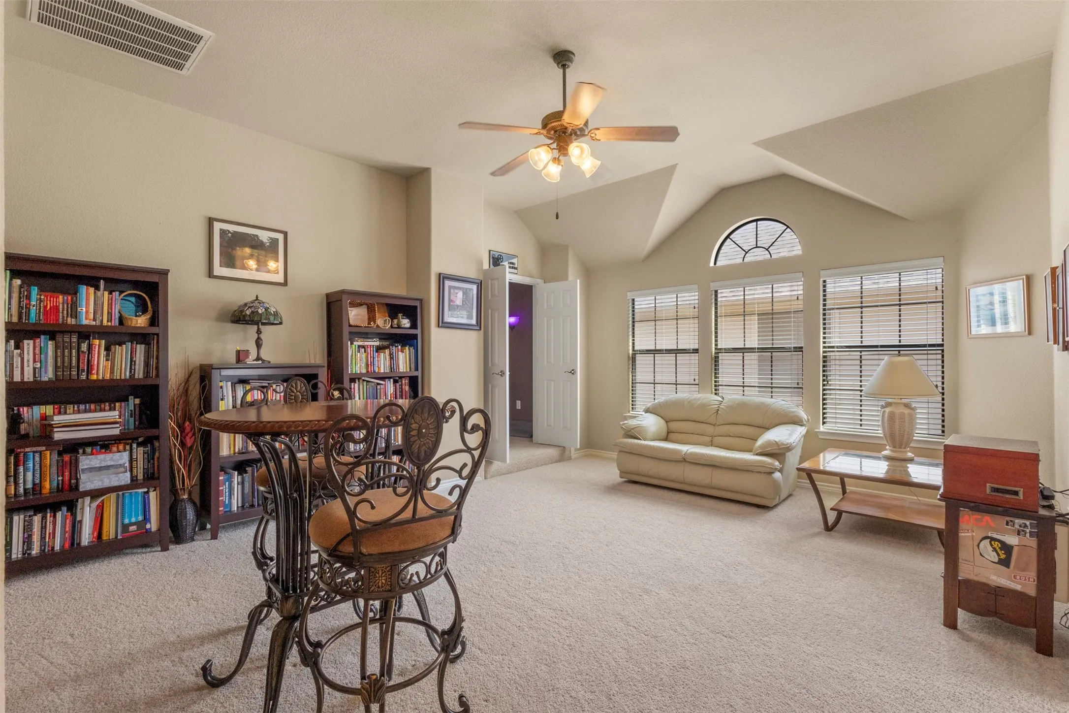 Single Family Residence For Sale in Tarrant County , 7256 Rueda, Grand Prairie, Texas 75054, 5 Bedroom, 4 Bathroom, 3 Garage spaces, 3,800 Sqft, built in 2009, mls#21354659, Real Estate Agent in Grand Prairie, Homes For Sale in Tarrant county, Homes For Sale in Grand Prairie, Realtor in Grand Prairie Texas, Real Estate Brokerage Independent Realty Texas, Luminita Cordes Realtor