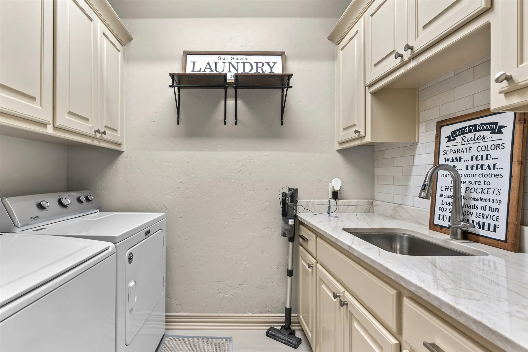 Single Family Residence For Sale in Harrison County , 190 Lacebark Lane, Hallsville, Texas 75605, 4 Bedroom, 4 Bathroom, 3 Garage spaces, 2,742 Sqft, built in 2012, mls#21354675, Real Estate Agent in Hallsville, Homes For Sale in Harrison county, Homes For Sale in Hallsville, Realtor in Hallsville Texas, Real Estate Brokerage Independent Realty Texas, Luminita Cordes Realtor