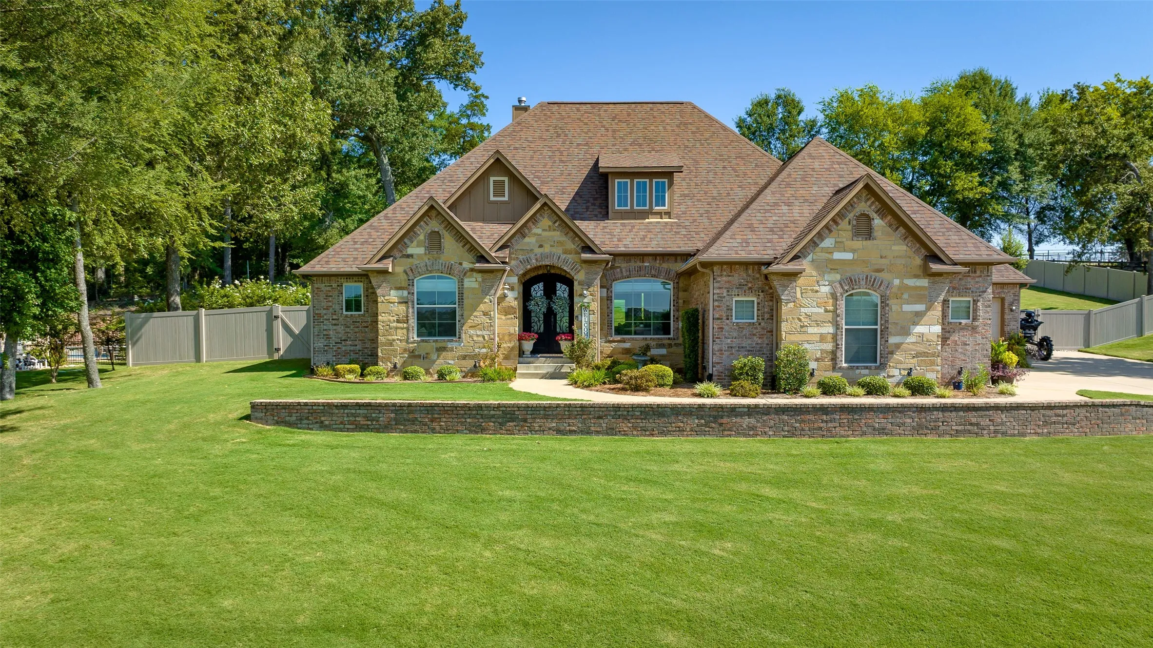Single Family Residence For Sale in Harrison County , 190 Lacebark Lane, Hallsville, Texas 75605, 4 Bedroom, 4 Bathroom, 3 Garage spaces, 2,742 Sqft, built in 2012, mls#21354675, Real Estate Agent in Hallsville, Homes For Sale in Harrison county, Homes For Sale in Hallsville, Realtor in Hallsville Texas, Real Estate Brokerage Independent Realty Texas, Luminita Cordes Realtor