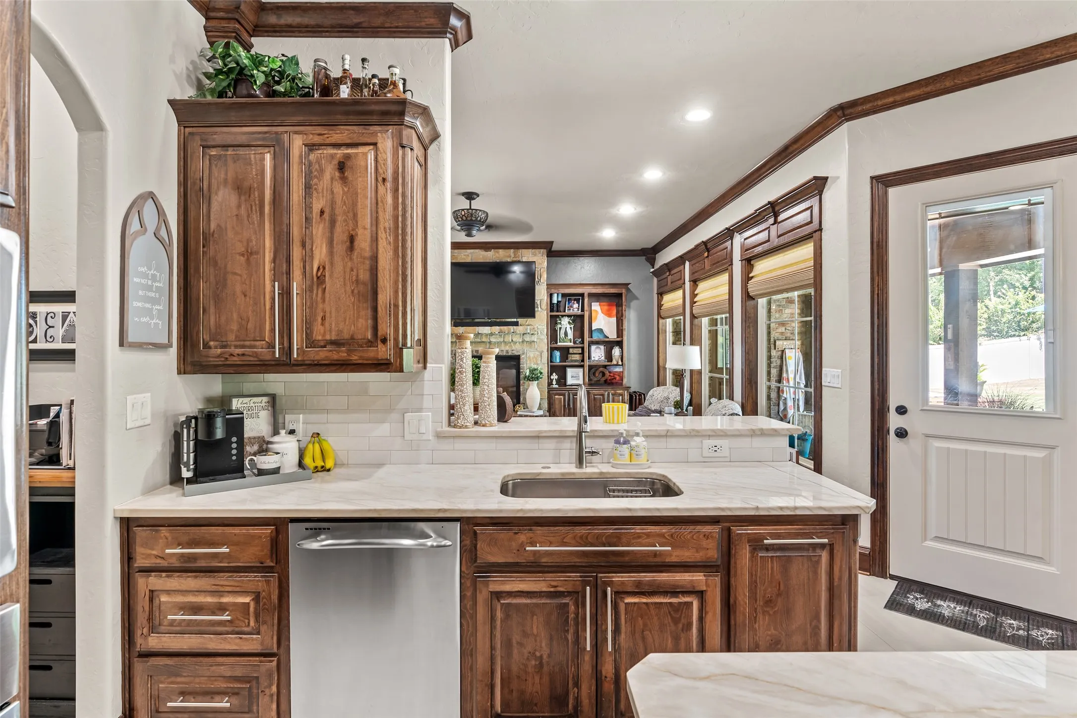 Single Family Residence For Sale in Harrison County , 190 Lacebark Lane, Hallsville, Texas 75605, 4 Bedroom, 4 Bathroom, 3 Garage spaces, 2,742 Sqft, built in 2012, mls#21354675, Real Estate Agent in Hallsville, Homes For Sale in Harrison county, Homes For Sale in Hallsville, Realtor in Hallsville Texas, Real Estate Brokerage Independent Realty Texas, Luminita Cordes Realtor