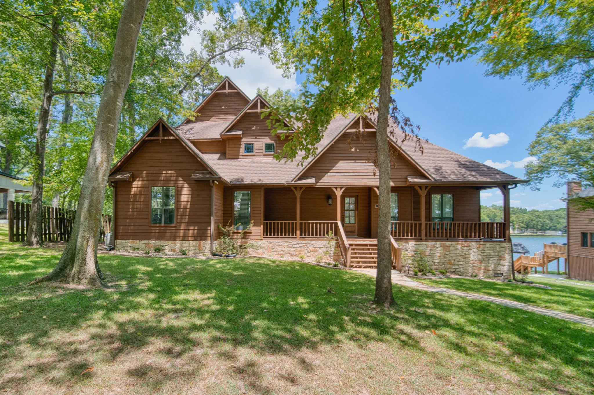 Single Family Residence For Sale in Franklin (TX) County , 811 King Leonard Court, Scroggins, Texas 75480, 4 Bedroom, 3 Bathroom, Garage spaces, 2,658 Sqft, built in 2007, mls#21320269, Real Estate Agent in Scroggins, Homes For Sale in Franklin (TX) county, Homes For Sale in Scroggins, Realtor in Scroggins Texas, Real Estate Brokerage Independent Realty Texas, Luminita Cordes Realtor