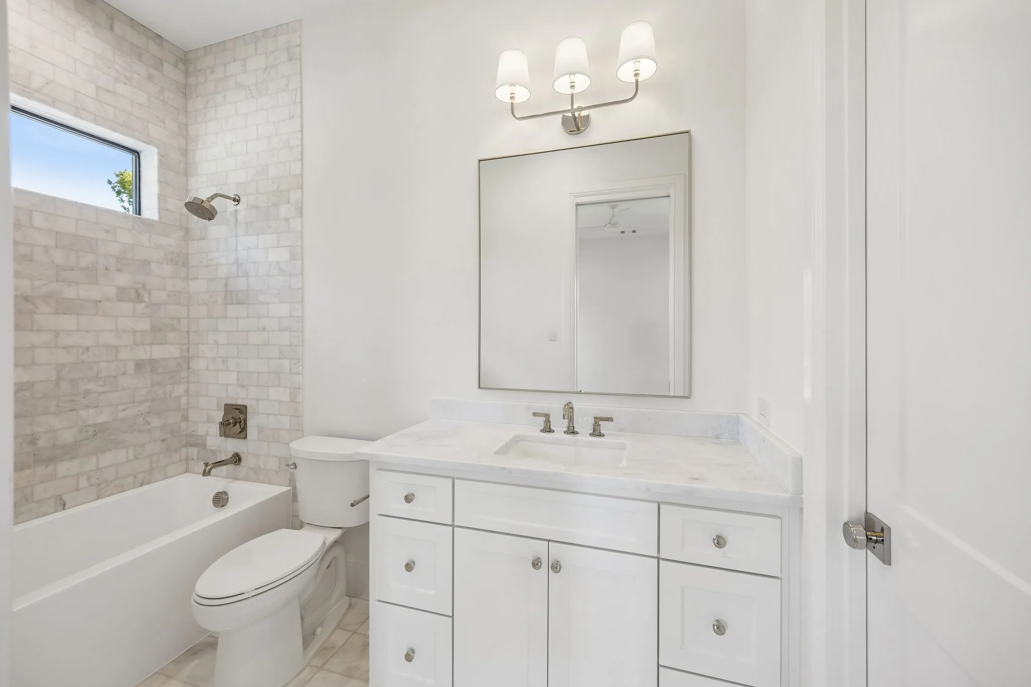 Bath 4 with tub