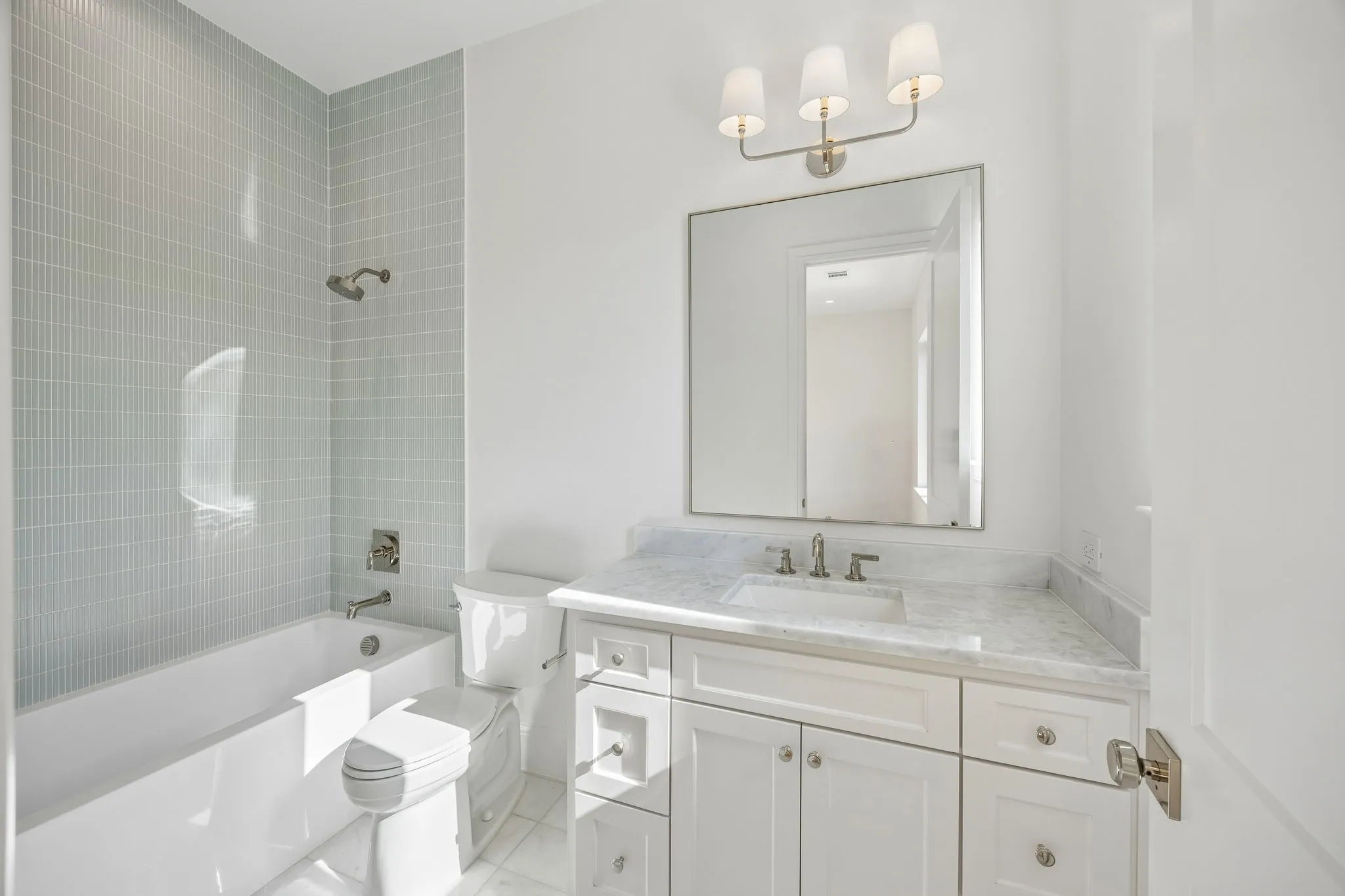 Secondary bath 5 with tub