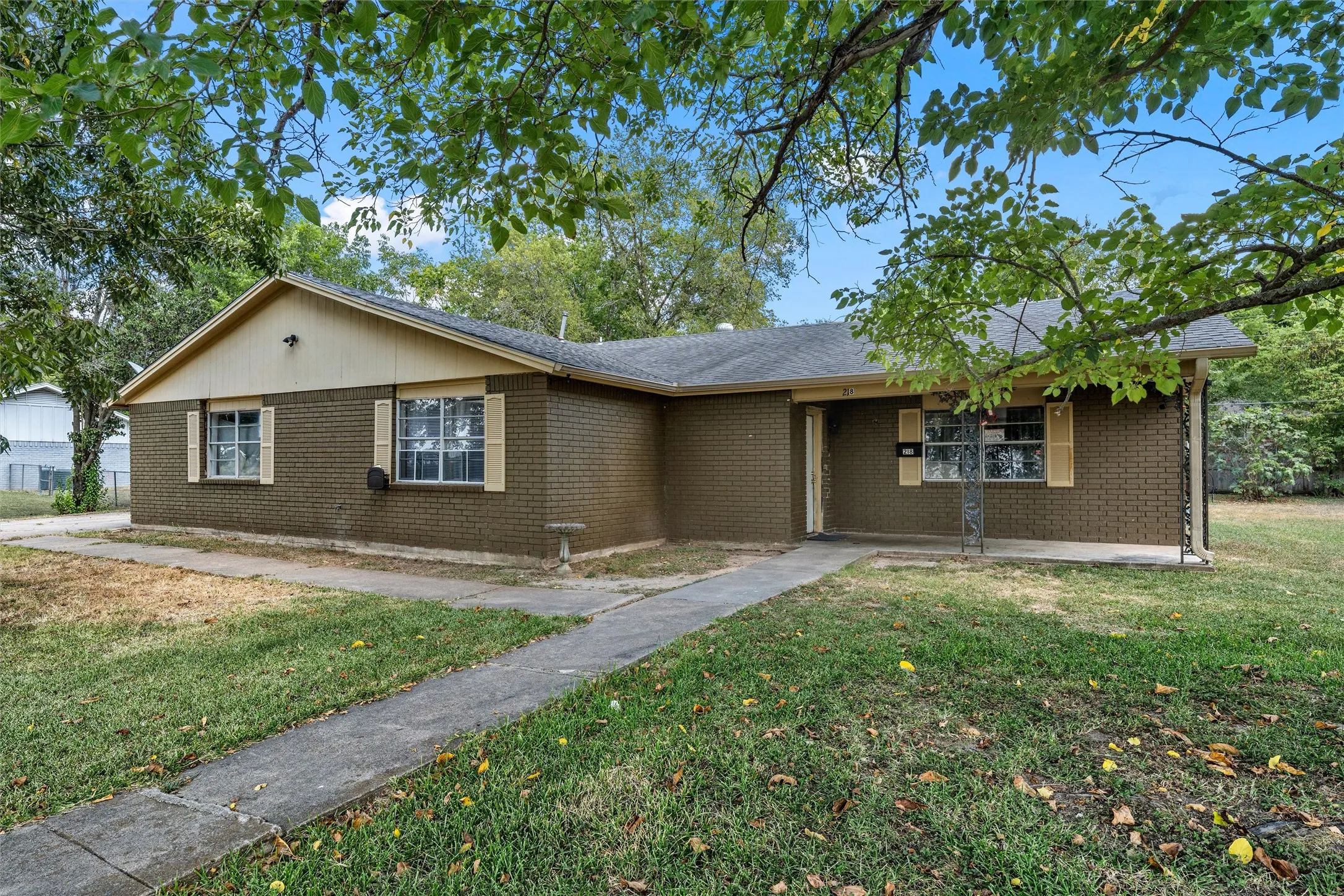 Single Family Residence For Sale in Limestone County , 218 N Calhoun Street, Groesbeck, Texas 76642, 4 Bedroom, 2 Bathroom, 2 Garage spaces, 1,538 Sqft, built in 1975, mls#21354642, Real Estate Agent in Groesbeck, Homes For Sale in Limestone county, Homes For Sale in Groesbeck, Realtor in Groesbeck Texas, Real Estate Brokerage Independent Realty Texas, Luminita Cordes Realtor