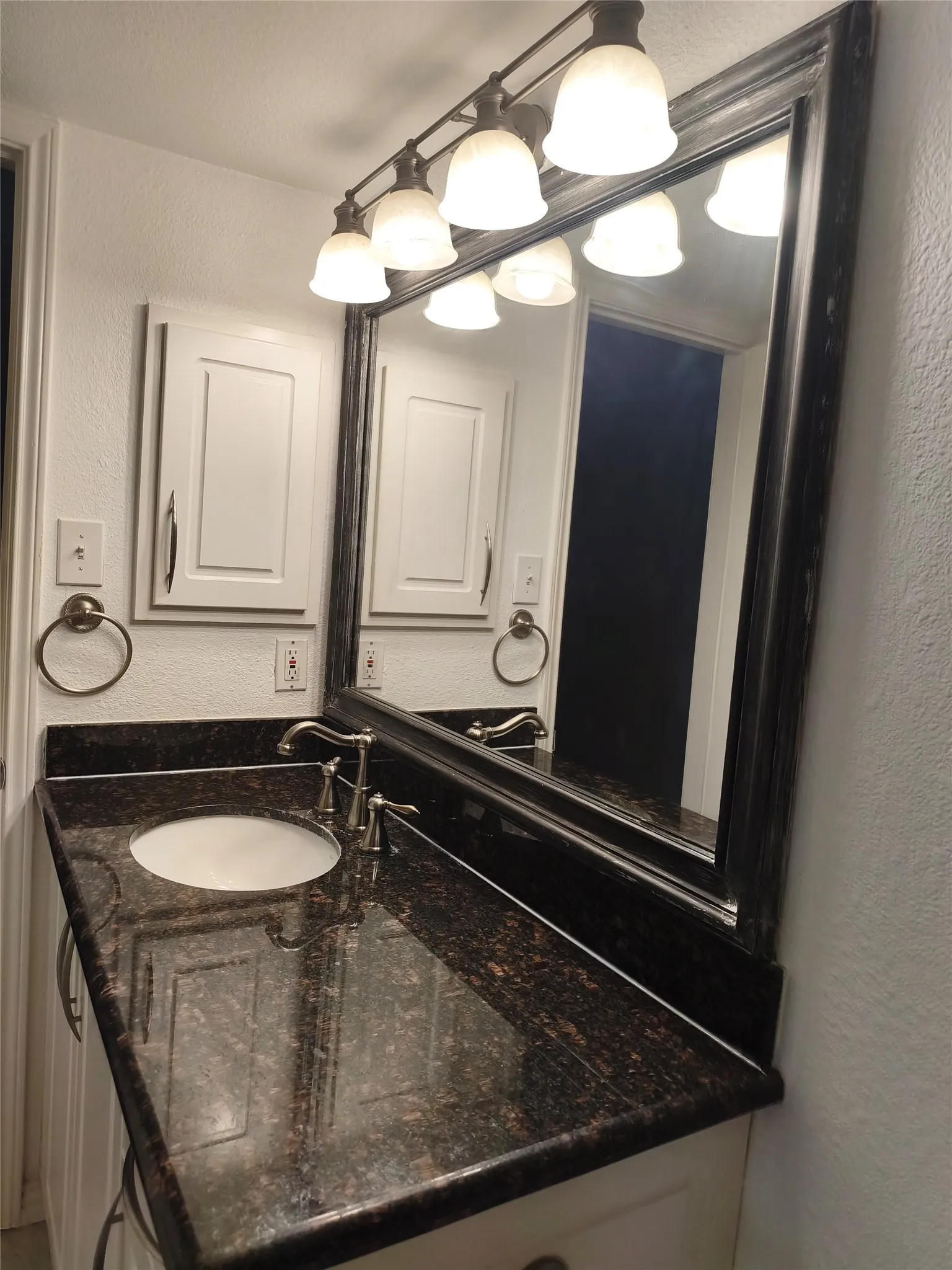 Condominium For Sale in Dallas County , 2201 Wolf Street 2205, Dallas, Texas 75201, 1 Bedroom, 1 Bathroom, 1 Garage spaces, 1,025 Sqft, built in 1995, mls#21354690, Real Estate Agent in Dallas, Homes For Sale in Dallas county, Homes For Sale in Dallas, Realtor in Dallas Texas, Real Estate Brokerage Independent Realty Texas, Luminita Cordes Realtor