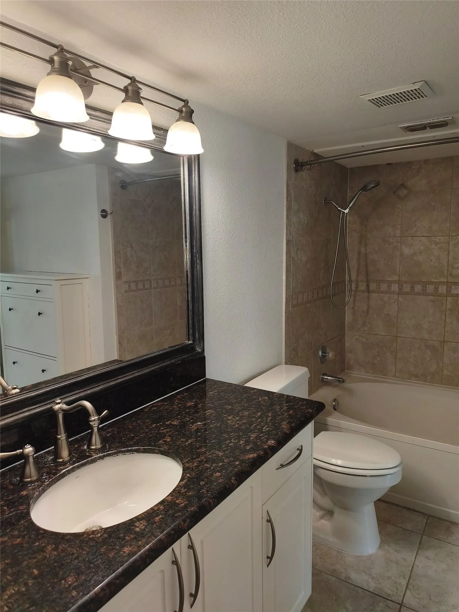 Condominium For Sale in Dallas County , 2201 Wolf Street 2205, Dallas, Texas 75201, 1 Bedroom, 1 Bathroom, 1 Garage spaces, 1,025 Sqft, built in 1995, mls#21354690, Real Estate Agent in Dallas, Homes For Sale in Dallas county, Homes For Sale in Dallas, Realtor in Dallas Texas, Real Estate Brokerage Independent Realty Texas, Luminita Cordes Realtor