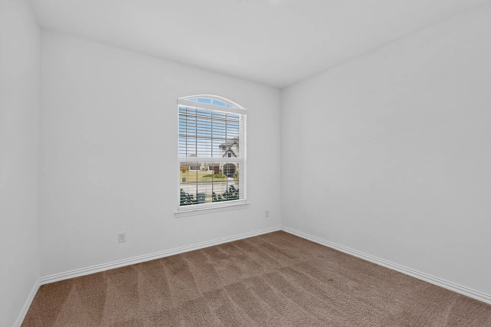 Neutral wall paint with carpet flooring
