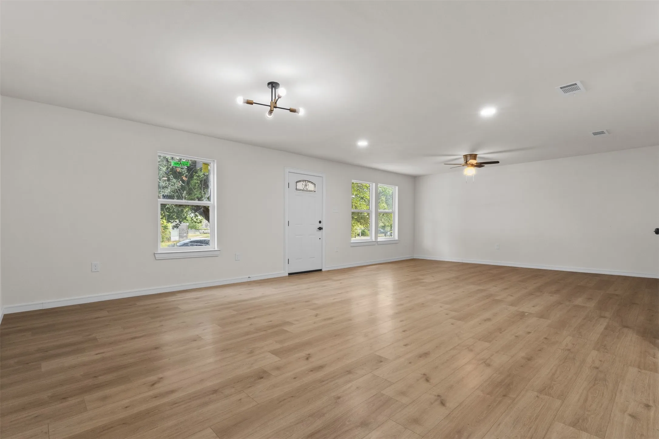 Single Family Residence For Sale in Dallas County , 3203 Reynolds Avenue, Dallas, Texas 75223, 4 Bedroom, 2 Bathroom, 1 Garage spaces, 1,536 Sqft, built in 1948, mls#21288202, Real Estate Agent in Dallas, Homes For Sale in Dallas county, Homes For Sale in Dallas, Realtor in Dallas Texas, Real Estate Brokerage Independent Realty Texas, Luminita Cordes Realtor