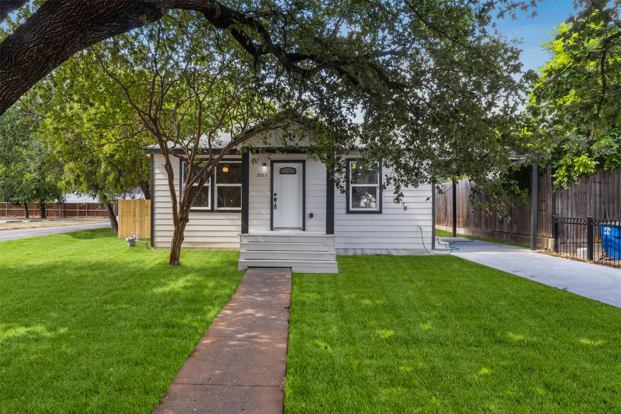 Single Family Residence For Sale in Dallas County , 3203 Reynolds Avenue, Dallas, Texas 75223, 4 Bedroom, 2 Bathroom, 1 Garage spaces, 1,536 Sqft, built in 1948, mls#21288202, Real Estate Agent in Dallas, Homes For Sale in Dallas county, Homes For Sale in Dallas, Realtor in Dallas Texas, Real Estate Brokerage Independent Realty Texas, Luminita Cordes Realtor