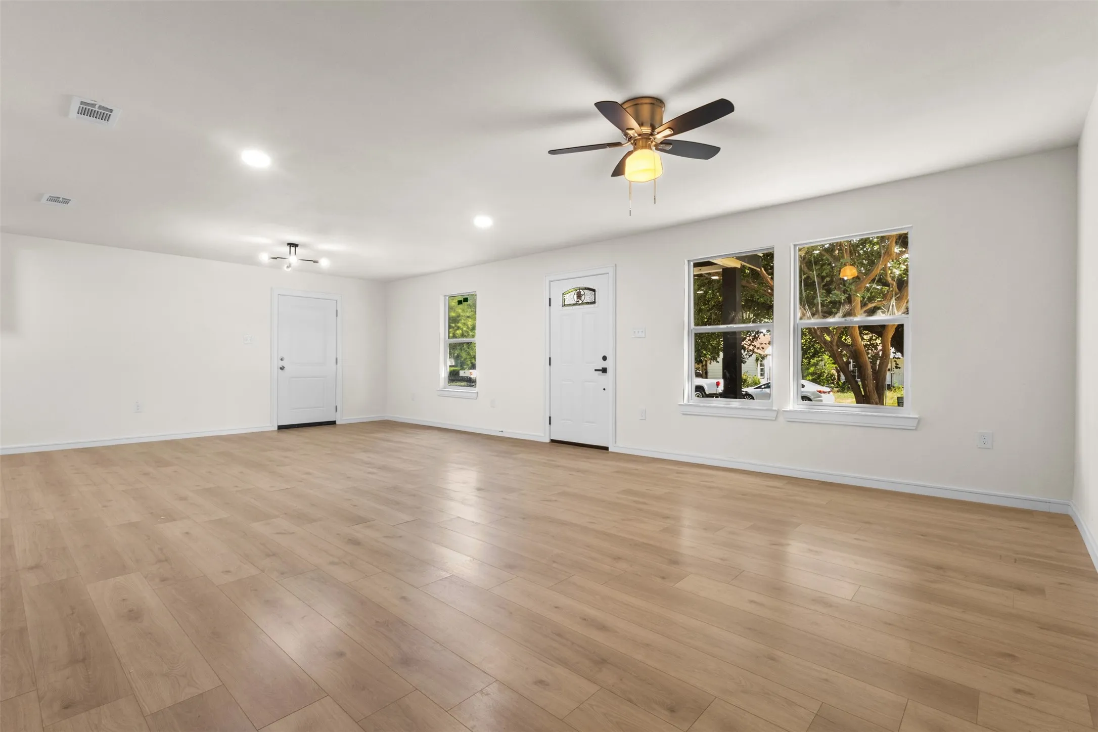 Single Family Residence For Sale in Dallas County , 3203 Reynolds Avenue, Dallas, Texas 75223, 4 Bedroom, 2 Bathroom, 1 Garage spaces, 1,536 Sqft, built in 1948, mls#21288202, Real Estate Agent in Dallas, Homes For Sale in Dallas county, Homes For Sale in Dallas, Realtor in Dallas Texas, Real Estate Brokerage Independent Realty Texas, Luminita Cordes Realtor