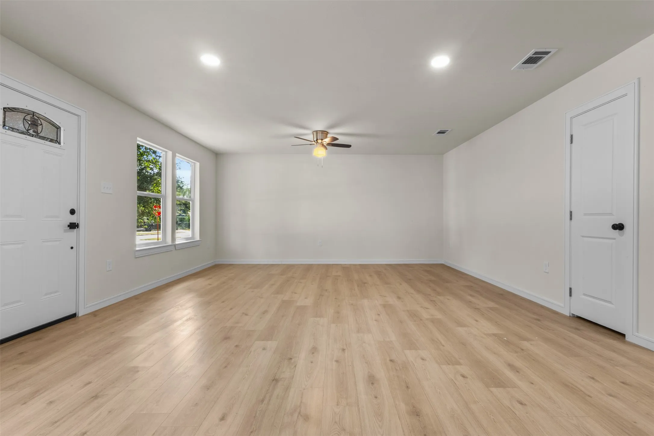 Single Family Residence For Sale in Dallas County , 3203 Reynolds Avenue, Dallas, Texas 75223, 4 Bedroom, 2 Bathroom, 1 Garage spaces, 1,536 Sqft, built in 1948, mls#21288202, Real Estate Agent in Dallas, Homes For Sale in Dallas county, Homes For Sale in Dallas, Realtor in Dallas Texas, Real Estate Brokerage Independent Realty Texas, Luminita Cordes Realtor