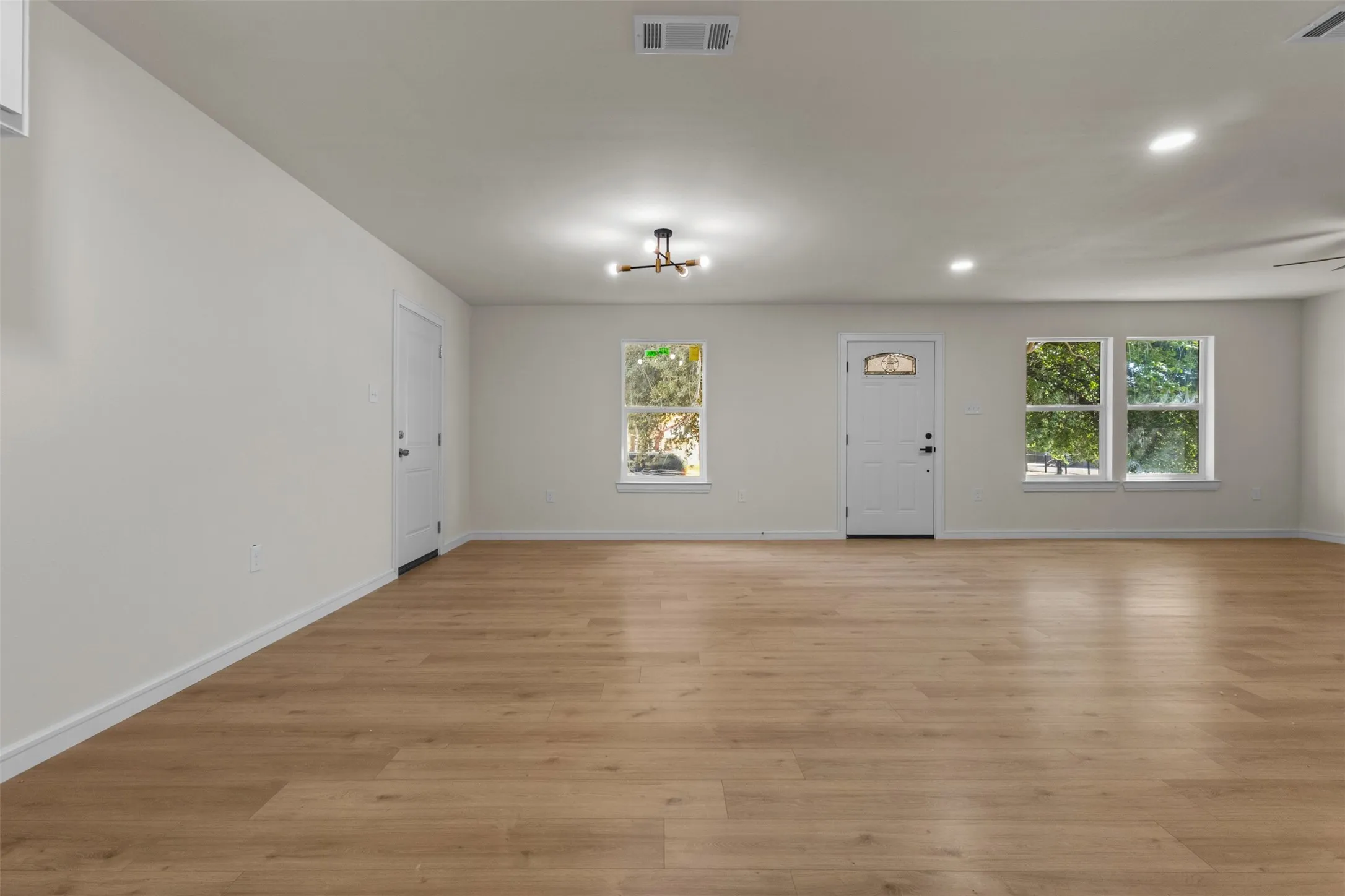 Single Family Residence For Sale in Dallas County , 3203 Reynolds Avenue, Dallas, Texas 75223, 4 Bedroom, 2 Bathroom, 1 Garage spaces, 1,536 Sqft, built in 1948, mls#21288202, Real Estate Agent in Dallas, Homes For Sale in Dallas county, Homes For Sale in Dallas, Realtor in Dallas Texas, Real Estate Brokerage Independent Realty Texas, Luminita Cordes Realtor
