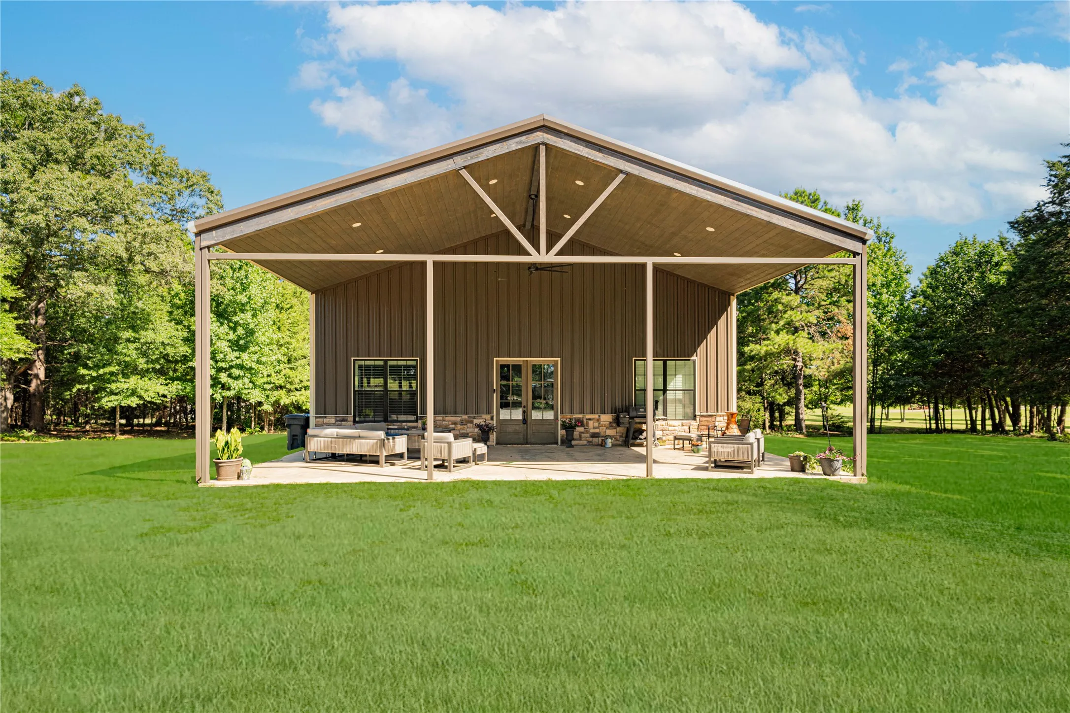 Apartment For Sale in Titus County , 7635 N US Highway 271 Highway, Mt Pleasant, Texas 75455, 3 Bedroom, 3 Bathroom, 2 Garage spaces, 3,000 Sqft, built in 2023, Price $575,000, mls#21347465, Real Estate Agent in Mt Pleasant, Homes For Sale in Titus county, Homes For Sale in Mt Pleasant, Realtor in Mt Pleasant Texas, Real Estate Brokerage Independent Realty Texas, Luminita Cordes Realtor