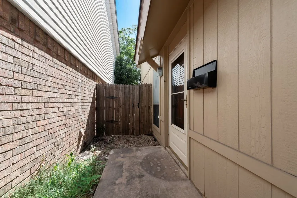 Townhouse For Sale in Dallas County , 3622 Corona Drive, Garland, Texas 75044, 2 Bedroom, 2 Bathroom, 2 Garage spaces, 1,101 Sqft, built in 1980, mls#21354705, Real Estate Agent in Garland, Homes For Sale in Dallas county, Homes For Sale in Garland, Realtor in Garland Texas, Real Estate Brokerage Independent Realty Texas, Luminita Cordes Realtor
