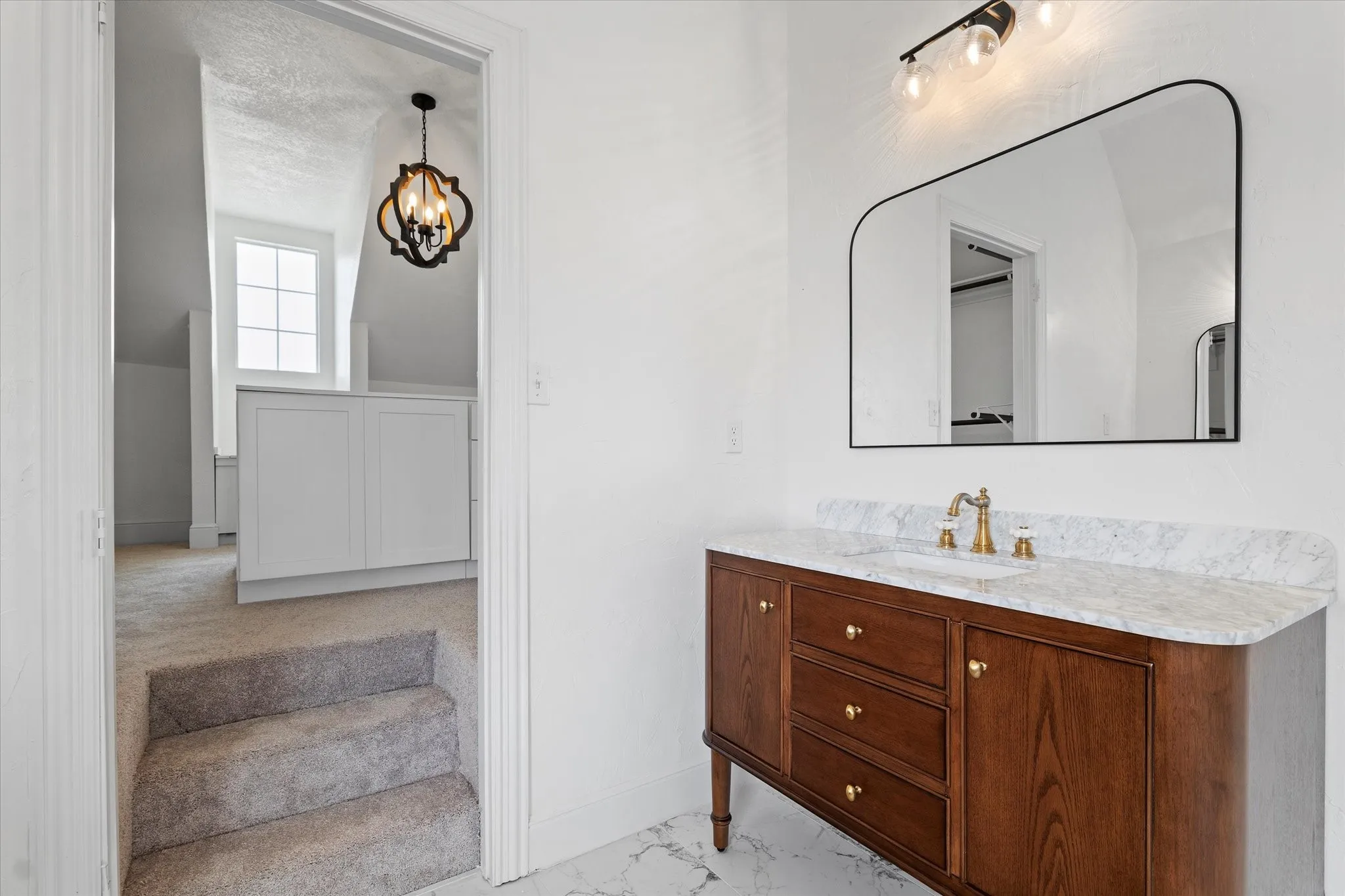 2nd primary bath upstairs