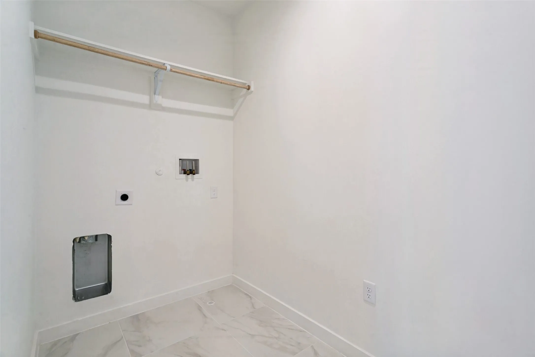 2nd utility room for W/D (2nd floor primary bathroom)
