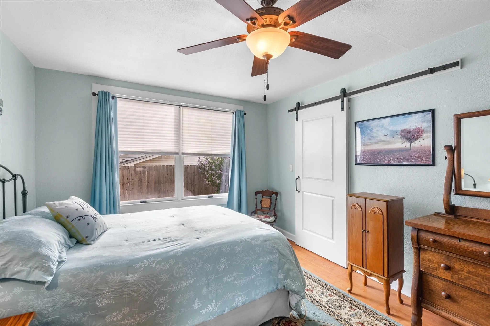 Ceiling fan with integrated lighting