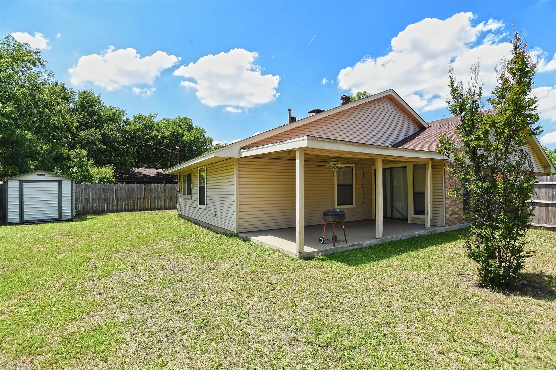 Single Family Residence For Sale in Denton County , 624 Aspen Drive, Denton, Texas 76209, 3 Bedroom, 2 Bathroom, 2 Garage spaces, 1,054 Sqft, built in 1975, mls#21314247, Real Estate Agent in Denton, Homes For Sale in Denton county, Homes For Sale in Denton, Realtor in Denton Texas, Real Estate Brokerage Independent Realty Texas, Luminita Cordes Realtor