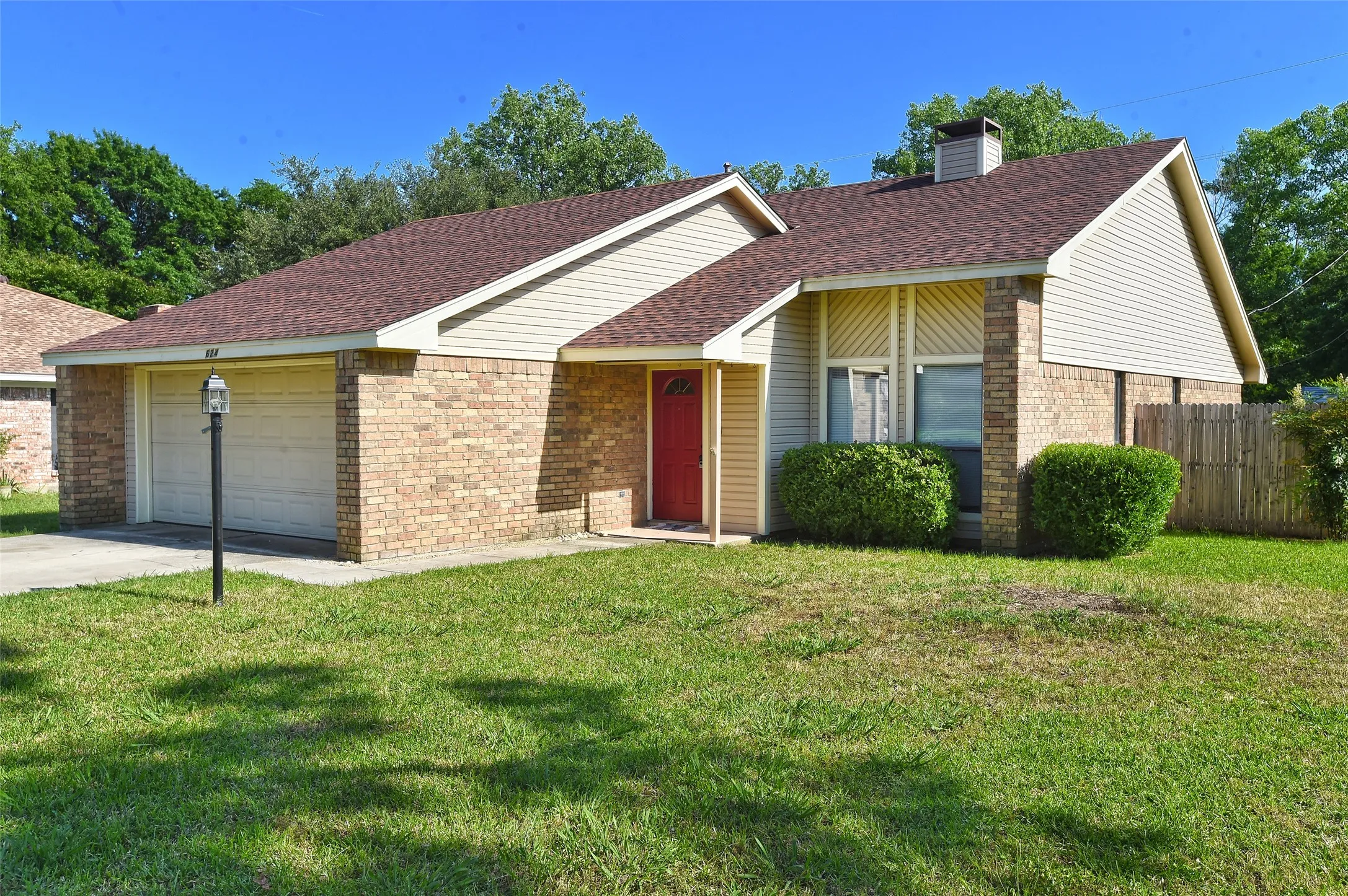 Single Family Residence For Sale in Denton County , 624 Aspen Drive, Denton, Texas 76209, 3 Bedroom, 2 Bathroom, 2 Garage spaces, 1,054 Sqft, built in 1975, mls#21314247, Real Estate Agent in Denton, Homes For Sale in Denton county, Homes For Sale in Denton, Realtor in Denton Texas, Real Estate Brokerage Independent Realty Texas, Luminita Cordes Realtor