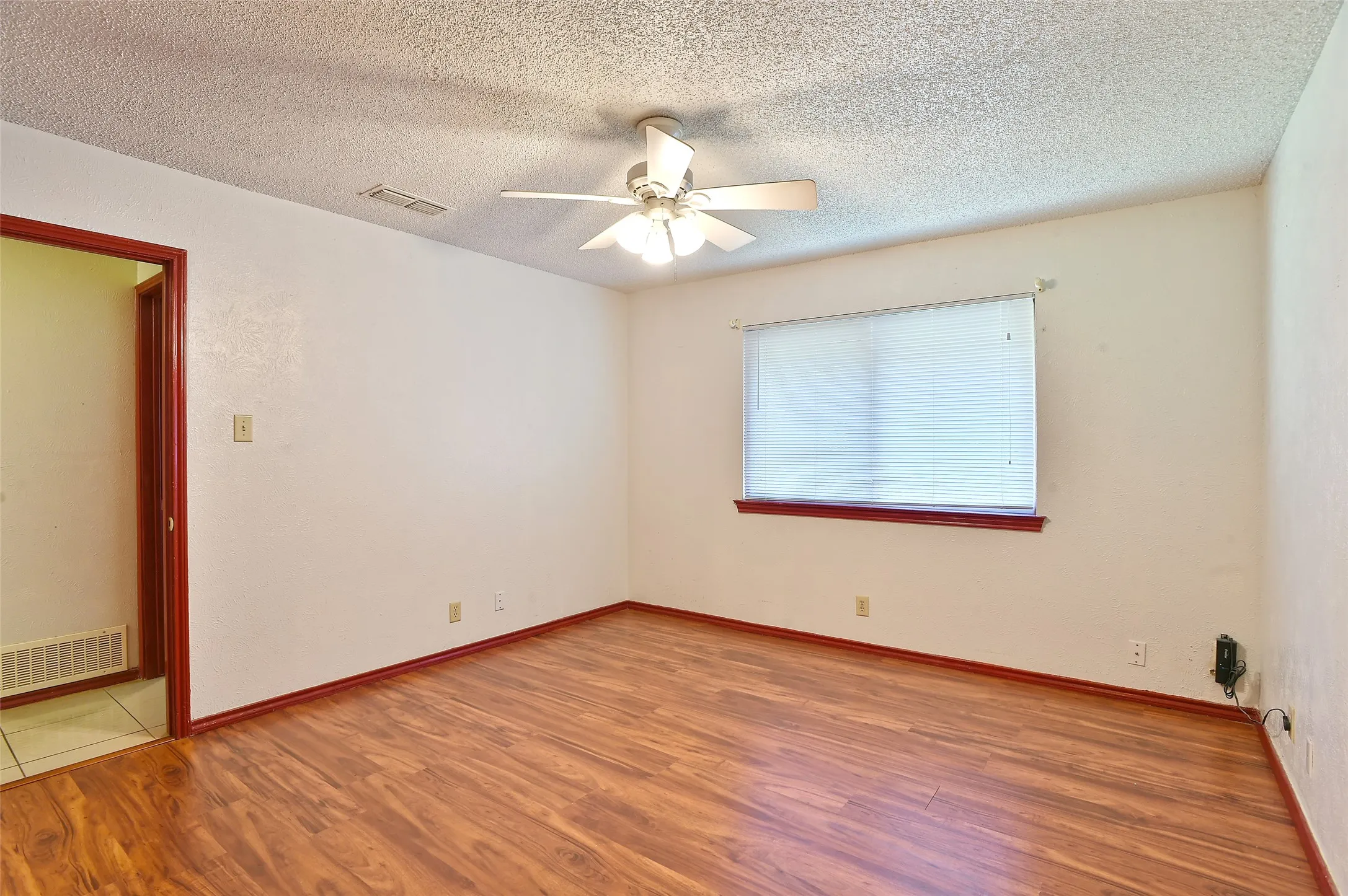 Single Family Residence For Sale in Denton County , 624 Aspen Drive, Denton, Texas 76209, 3 Bedroom, 2 Bathroom, 2 Garage spaces, 1,054 Sqft, built in 1975, mls#21314247, Real Estate Agent in Denton, Homes For Sale in Denton county, Homes For Sale in Denton, Realtor in Denton Texas, Real Estate Brokerage Independent Realty Texas, Luminita Cordes Realtor