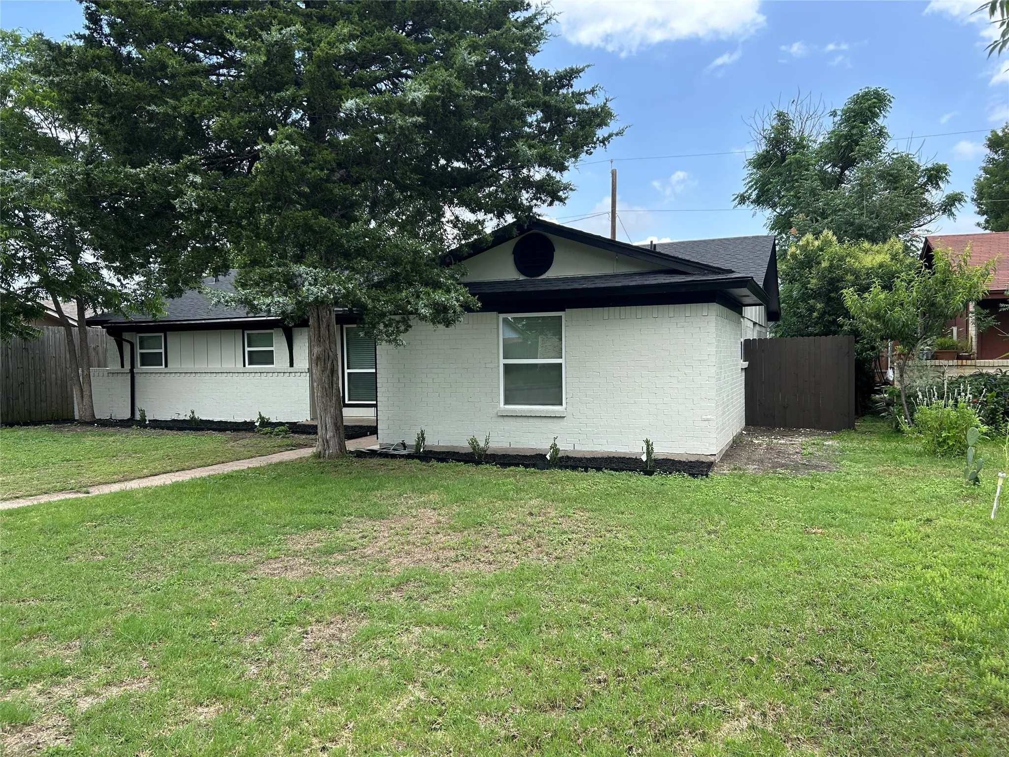 Single Family Residence For Sale in Dallas County , 3837 Burning Tree Lane, Garland, Texas 75042, 3 Bedroom, 2 Bathroom, 1 Garage spaces, 1,372 Sqft, built in 1968, mls#21354722, Real Estate Agent in Garland, Homes For Sale in Dallas county, Homes For Sale in Garland, Realtor in Garland Texas, Real Estate Brokerage Independent Realty Texas, Luminita Cordes Realtor