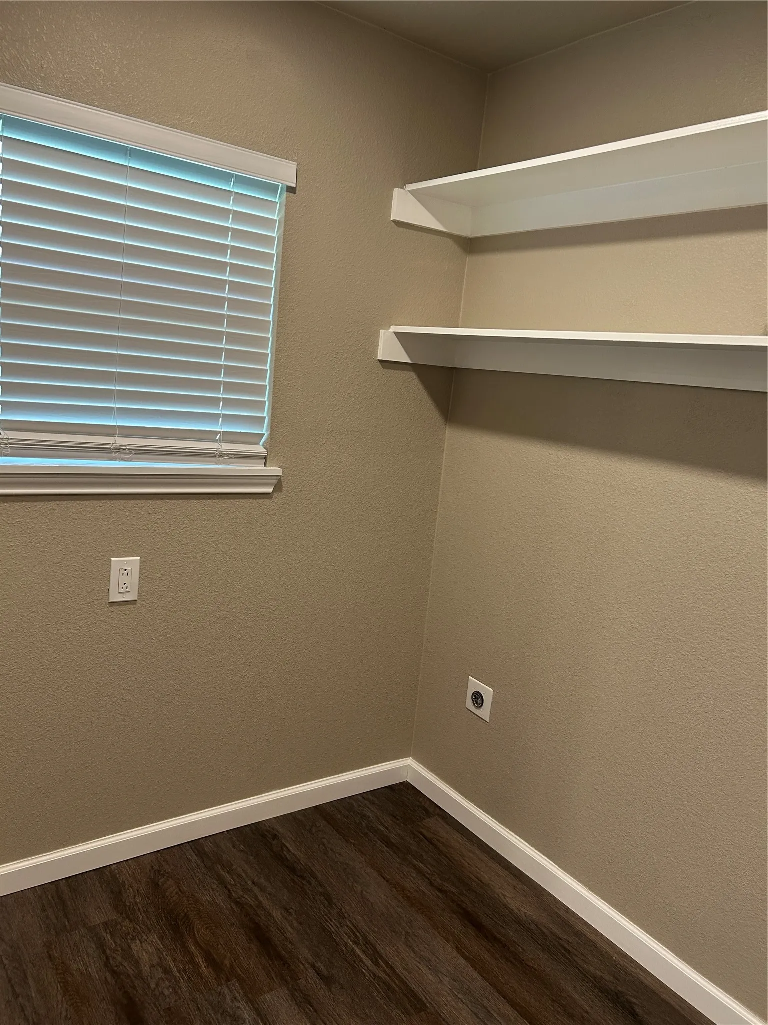 Single Family Residence For Sale in Dallas County , 3837 Burning Tree Lane, Garland, Texas 75042, 3 Bedroom, 2 Bathroom, 1 Garage spaces, 1,372 Sqft, built in 1968, mls#21354722, Real Estate Agent in Garland, Homes For Sale in Dallas county, Homes For Sale in Garland, Realtor in Garland Texas, Real Estate Brokerage Independent Realty Texas, Luminita Cordes Realtor