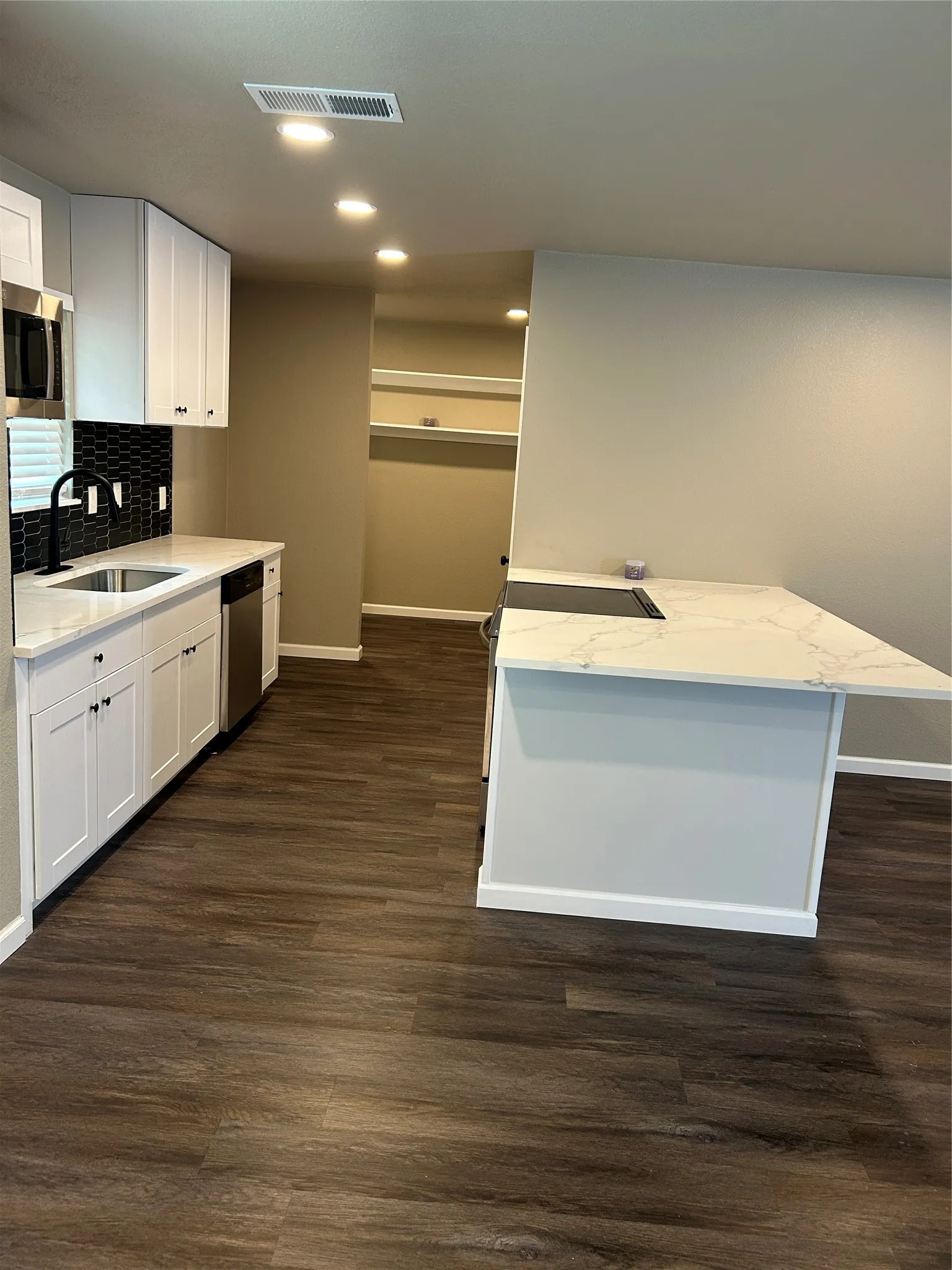 Single Family Residence For Sale in Dallas County , 3837 Burning Tree Lane, Garland, Texas 75042, 3 Bedroom, 2 Bathroom, 1 Garage spaces, 1,372 Sqft, built in 1968, mls#21354722, Real Estate Agent in Garland, Homes For Sale in Dallas county, Homes For Sale in Garland, Realtor in Garland Texas, Real Estate Brokerage Independent Realty Texas, Luminita Cordes Realtor