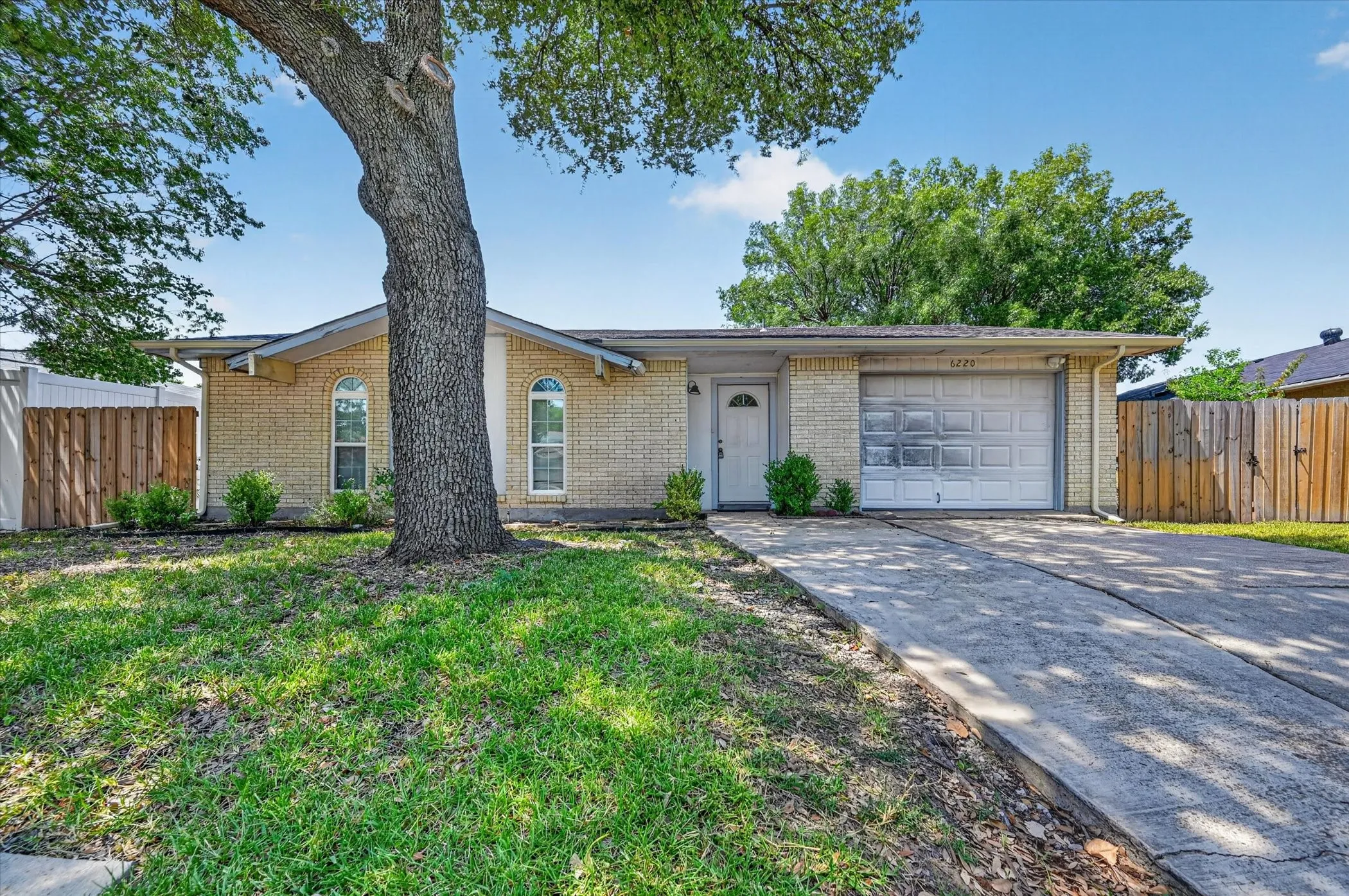 Single Family Residence For Sale in Dallas County , 6220 Magnolia Lane, Rowlett, Texas 75089, 3 Bedroom, 2 Bathroom, 1 Garage spaces, 1,289 Sqft, built in 1974, mls#21340487, Real Estate Agent in Rowlett, Homes For Sale in Dallas county, Homes For Sale in Rowlett, Realtor in Rowlett Texas, Real Estate Brokerage Independent Realty Texas, Luminita Cordes Realtor