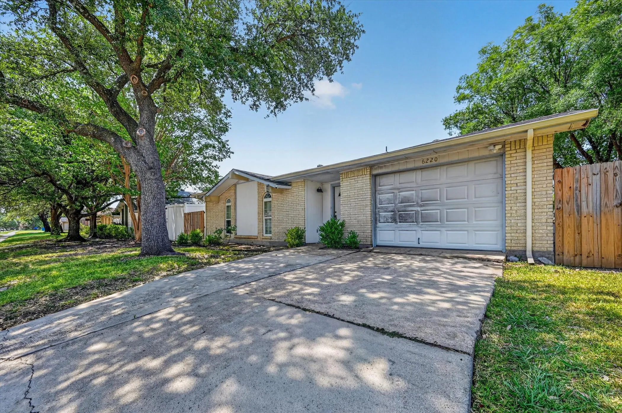 Single Family Residence For Sale in Dallas County , 6220 Magnolia Lane, Rowlett, Texas 75089, 3 Bedroom, 2 Bathroom, 1 Garage spaces, 1,289 Sqft, built in 1974, mls#21340487, Real Estate Agent in Rowlett, Homes For Sale in Dallas county, Homes For Sale in Rowlett, Realtor in Rowlett Texas, Real Estate Brokerage Independent Realty Texas, Luminita Cordes Realtor