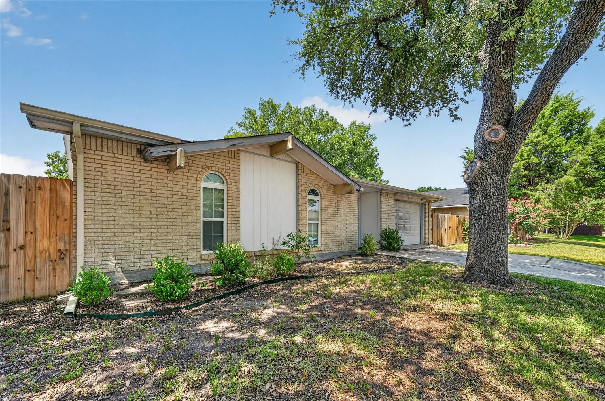 Single Family Residence For Sale in Dallas County , 6220 Magnolia Lane, Rowlett, Texas 75089, 3 Bedroom, 2 Bathroom, 1 Garage spaces, 1,289 Sqft, built in 1974, mls#21340487, Real Estate Agent in Rowlett, Homes For Sale in Dallas county, Homes For Sale in Rowlett, Realtor in Rowlett Texas, Real Estate Brokerage Independent Realty Texas, Luminita Cordes Realtor