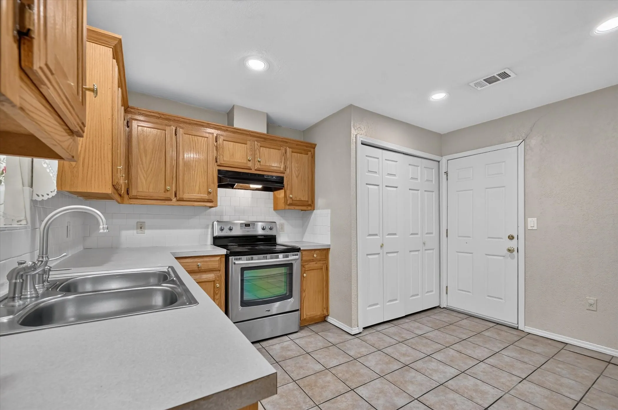 Single Family Residence For Sale in Dallas County , 6220 Magnolia Lane, Rowlett, Texas 75089, 3 Bedroom, 2 Bathroom, 1 Garage spaces, 1,289 Sqft, built in 1974, mls#21340487, Real Estate Agent in Rowlett, Homes For Sale in Dallas county, Homes For Sale in Rowlett, Realtor in Rowlett Texas, Real Estate Brokerage Independent Realty Texas, Luminita Cordes Realtor