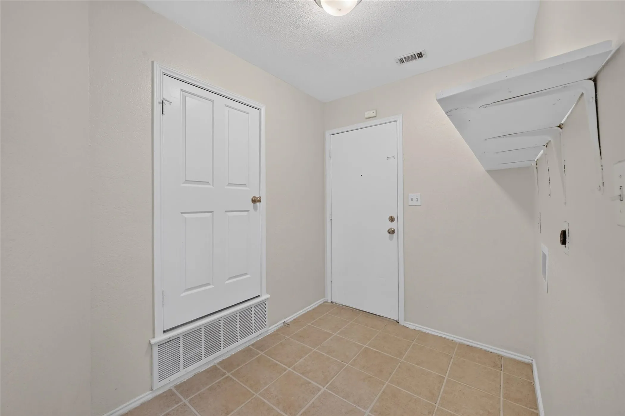 Single Family Residence For Sale in Tarrant County , 7717 Dove Court, Watauga, Texas 76148, 3 Bedroom, 2 Bathroom, 2 Garage spaces, 1,216 Sqft, built in 1983, mls#21347872, Real Estate Agent in Watauga, Homes For Sale in Tarrant county, Homes For Sale in Watauga, Realtor in Watauga Texas, Real Estate Brokerage Independent Realty Texas, Luminita Cordes Realtor