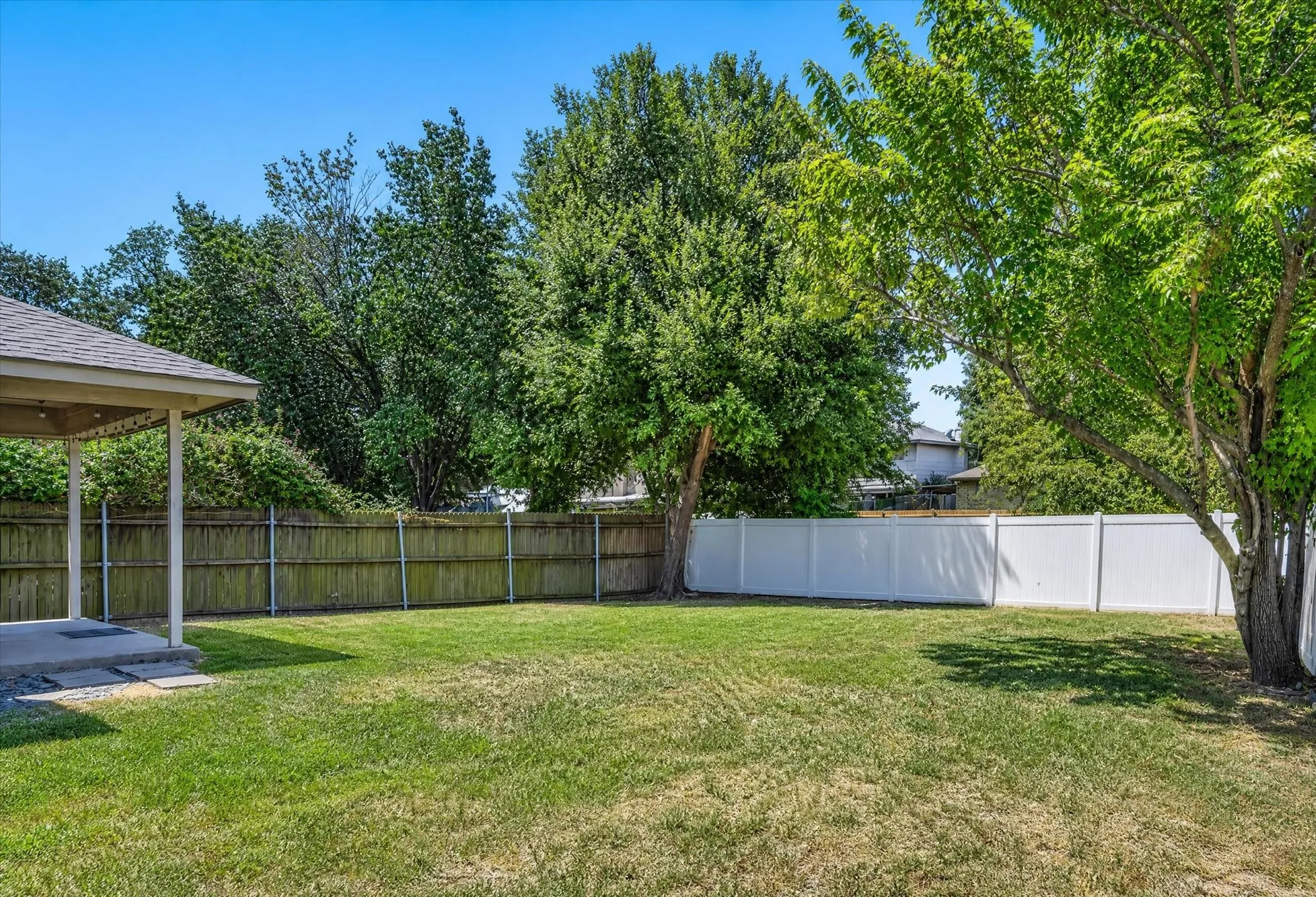Single Family Residence For Sale in Tarrant County , 7717 Dove Court, Watauga, Texas 76148, 3 Bedroom, 2 Bathroom, 2 Garage spaces, 1,216 Sqft, built in 1983, mls#21347872, Real Estate Agent in Watauga, Homes For Sale in Tarrant county, Homes For Sale in Watauga, Realtor in Watauga Texas, Real Estate Brokerage Independent Realty Texas, Luminita Cordes Realtor