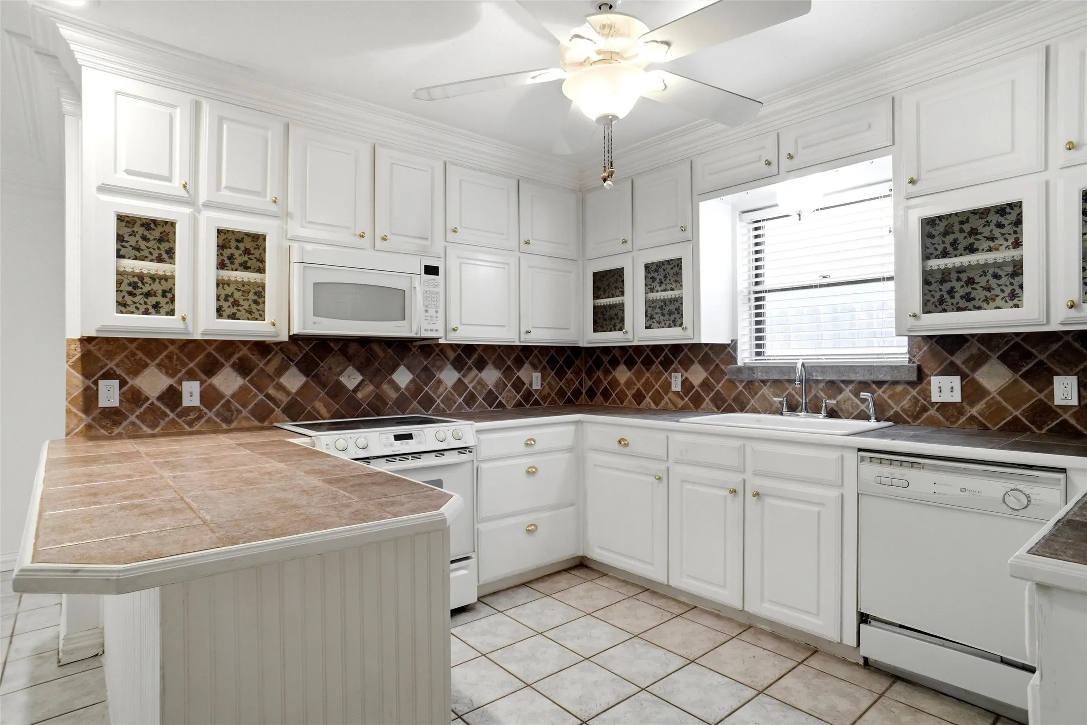 Single Family Residence For Rent in Tarrant County , 1812 Kynette Drive, Euless, Texas 76040, 3 Bedroom, 2 Bathroom, 2 Garage spaces, 1,609 Sqft, built in 1964, mls#21354510, Real Estate Agent in Euless, Homes For Rent in Tarrant county, Homes For Rent in Euless, Realtor in Euless Texas, Real Estate Brokerage Independent Realty Texas, Luminita Cordes Realtor